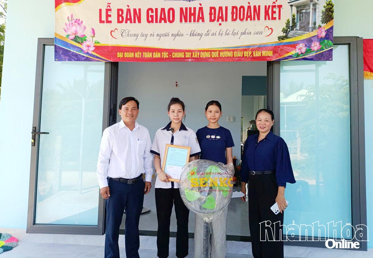 Lãnh đạo UBND xã Phước Hậu trao quà cho gia đình trẻ em mồ côi tại thôn Liên Sơn 1 trong dịp bàn giao Nhà đại đoàn kết.