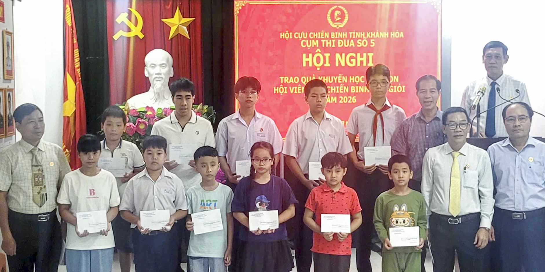 Trao quà khuyến học cho các học sinh đạt thành tích học tập xuất sắc, giỏi.