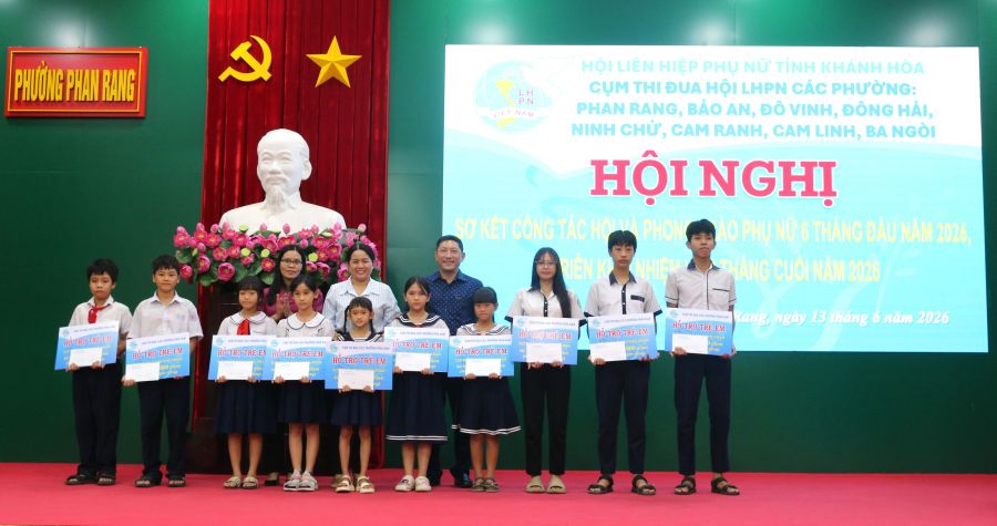 Đại diện lãnh đạo Hội LHPN tỉnh và lãnh đạo Đảng uỷ phường trao quà cho các em có hoàn cảnh khó khăn vượt khó học tốt.