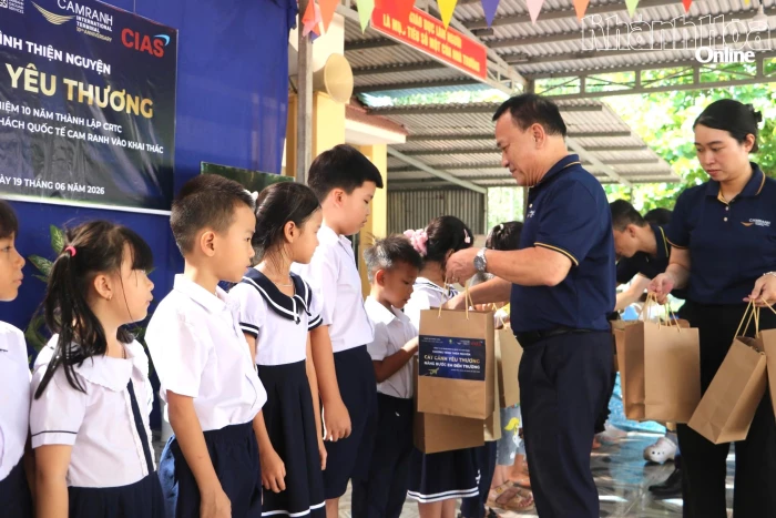 Công ty Cổ phần Nhà ga quốc tế Cam Ranh phối hợp tặng 180 suất quà tại xã Khánh Vĩnh
