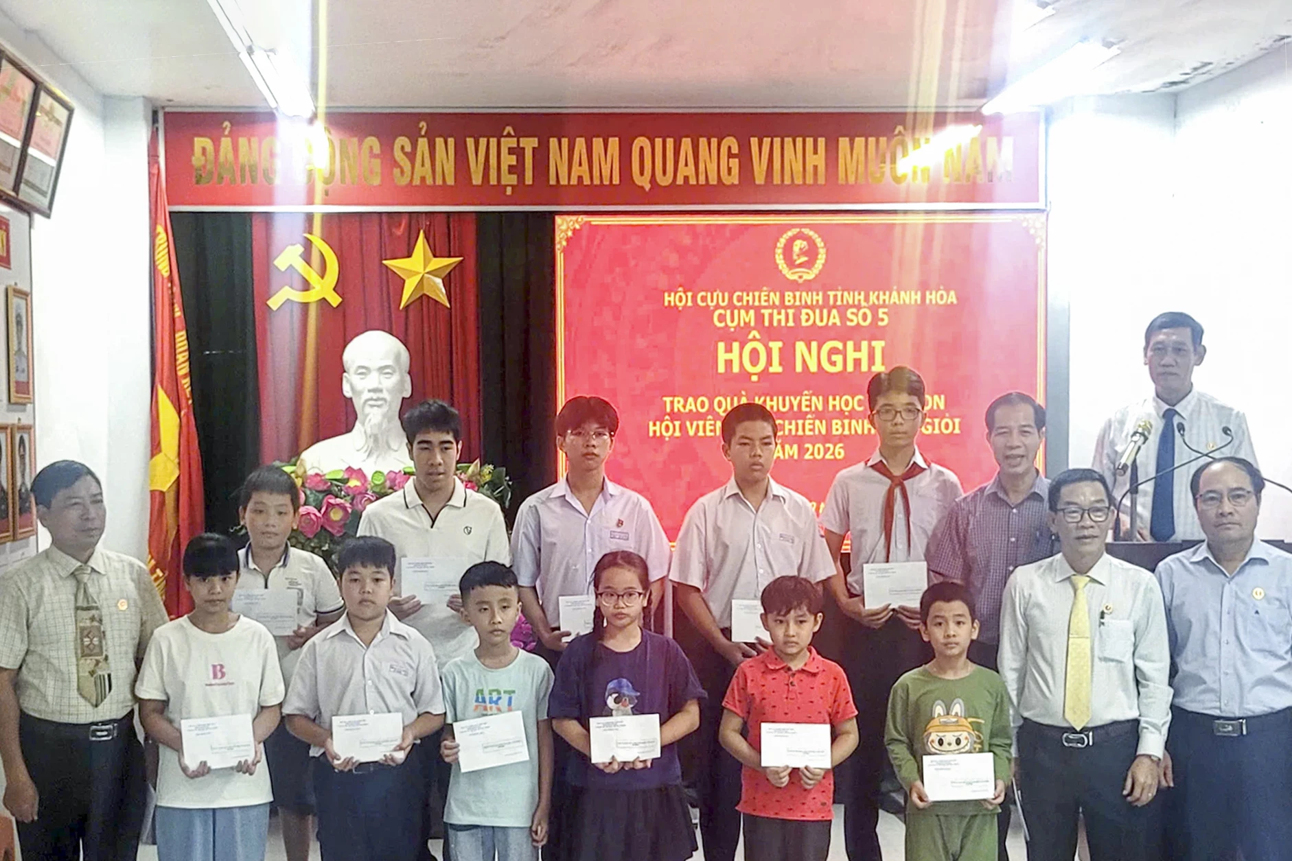 Cụm thi đua số 5 Hội Cựu chiến binh tỉnh Khánh Hòa trao quà khuyến học cho con hội viên