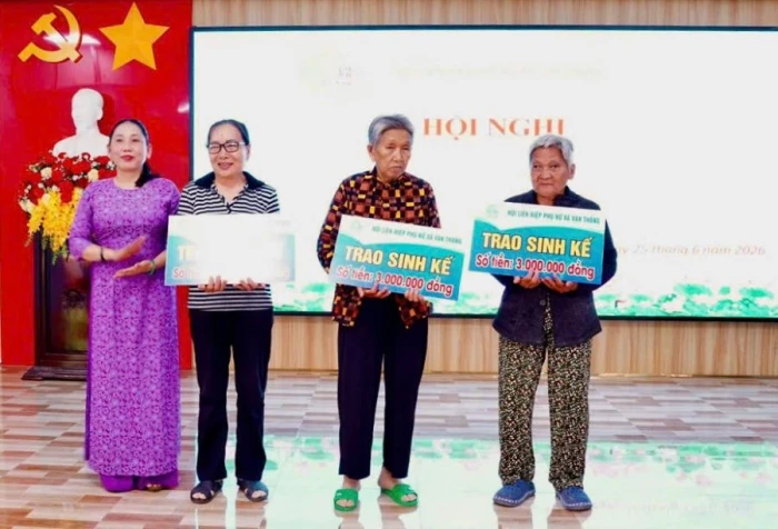 Hội Liên hiệp Phụ nữ xã Vạn Thắng biểu dương 25 gia đình hội viên tiêu biểu