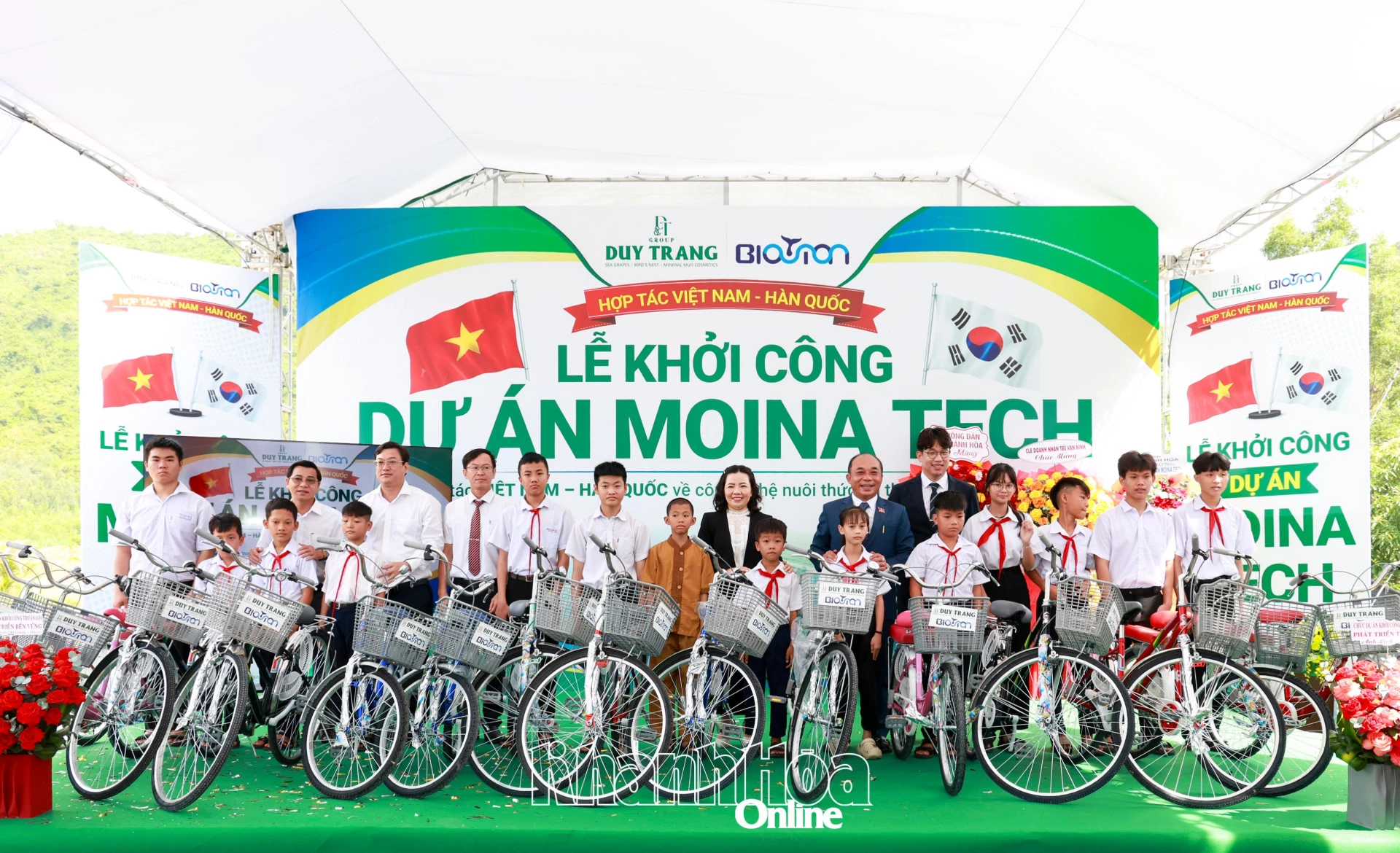 Các đơn vị trao xe đạp cho học sinh có hoàn cảnh khó khăn trên địa bàn xã Tu Bông.
