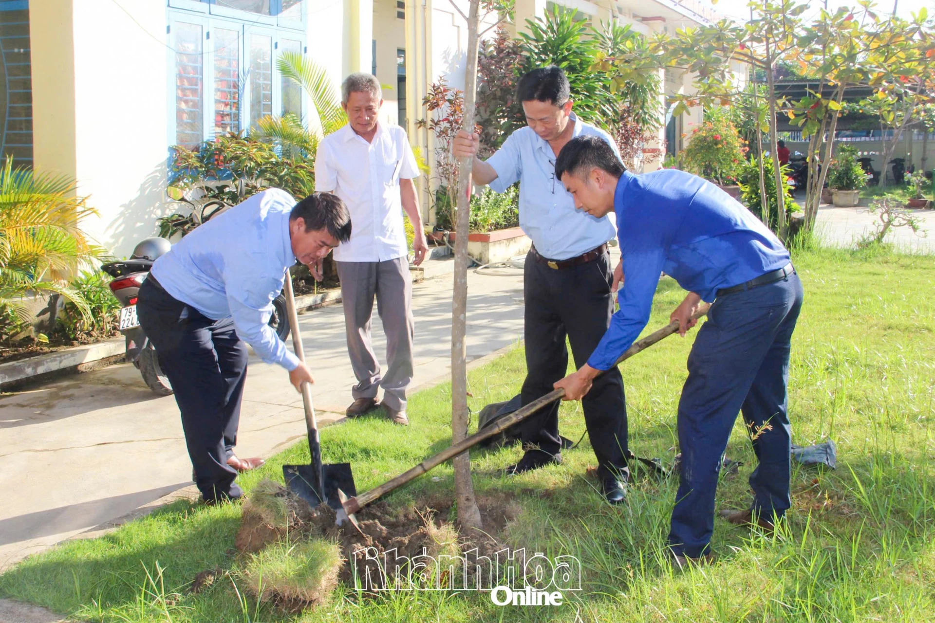 Cán bộ, nhân dân xã trồng cây xanh.