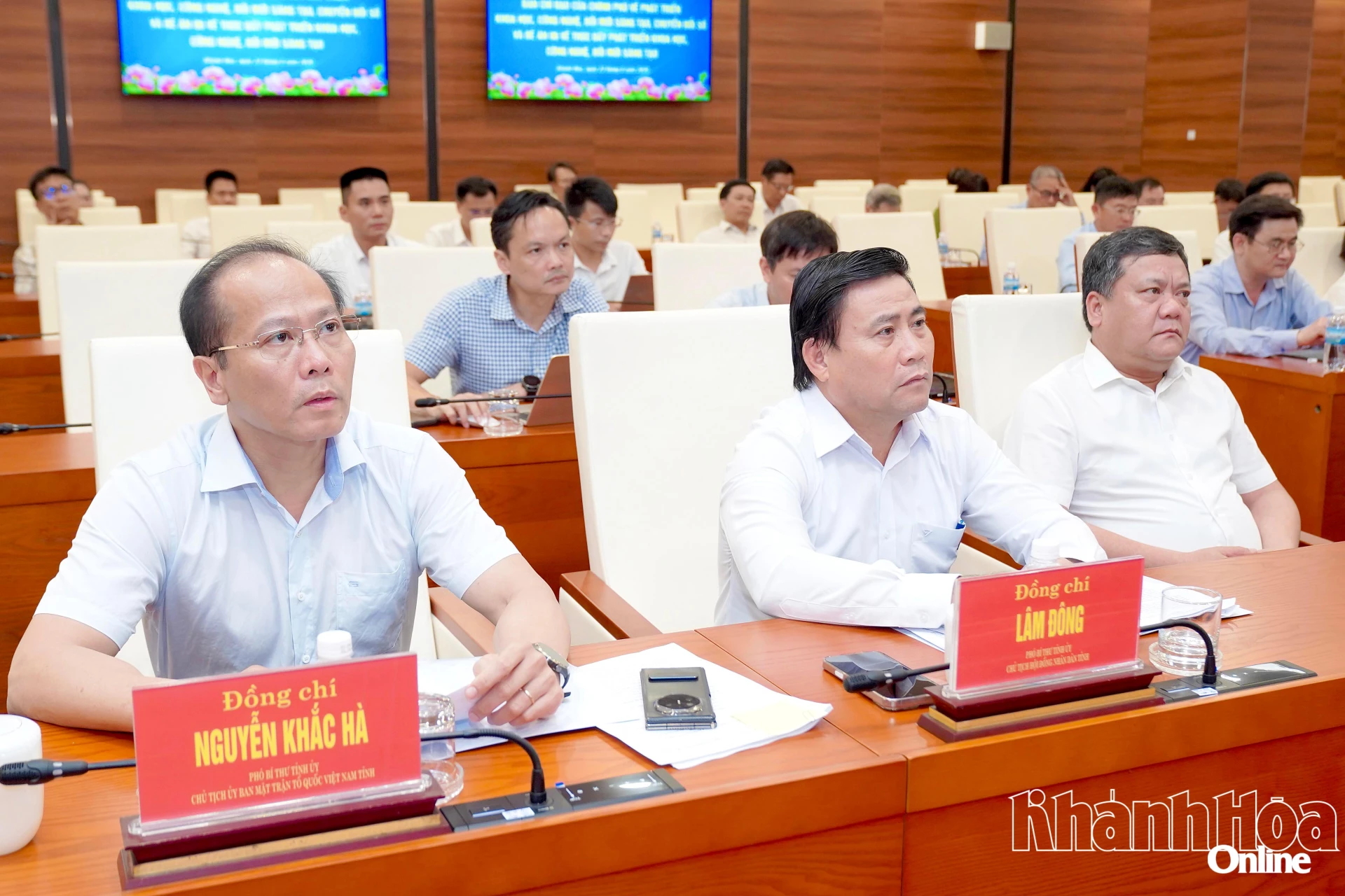 Lãnh đạo tỉnh và các đại biểu tham dự phiên họp.