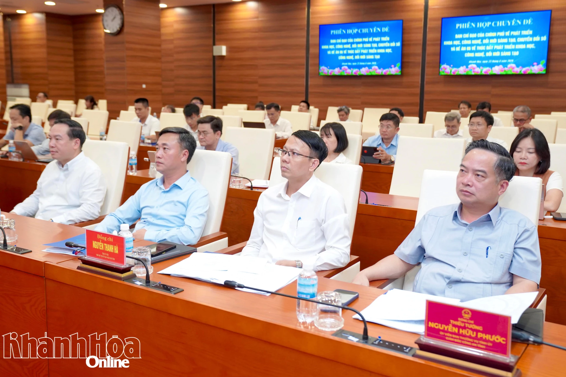 Lãnh đạo tỉnh và các đại biểu tham dự phiên họp.
