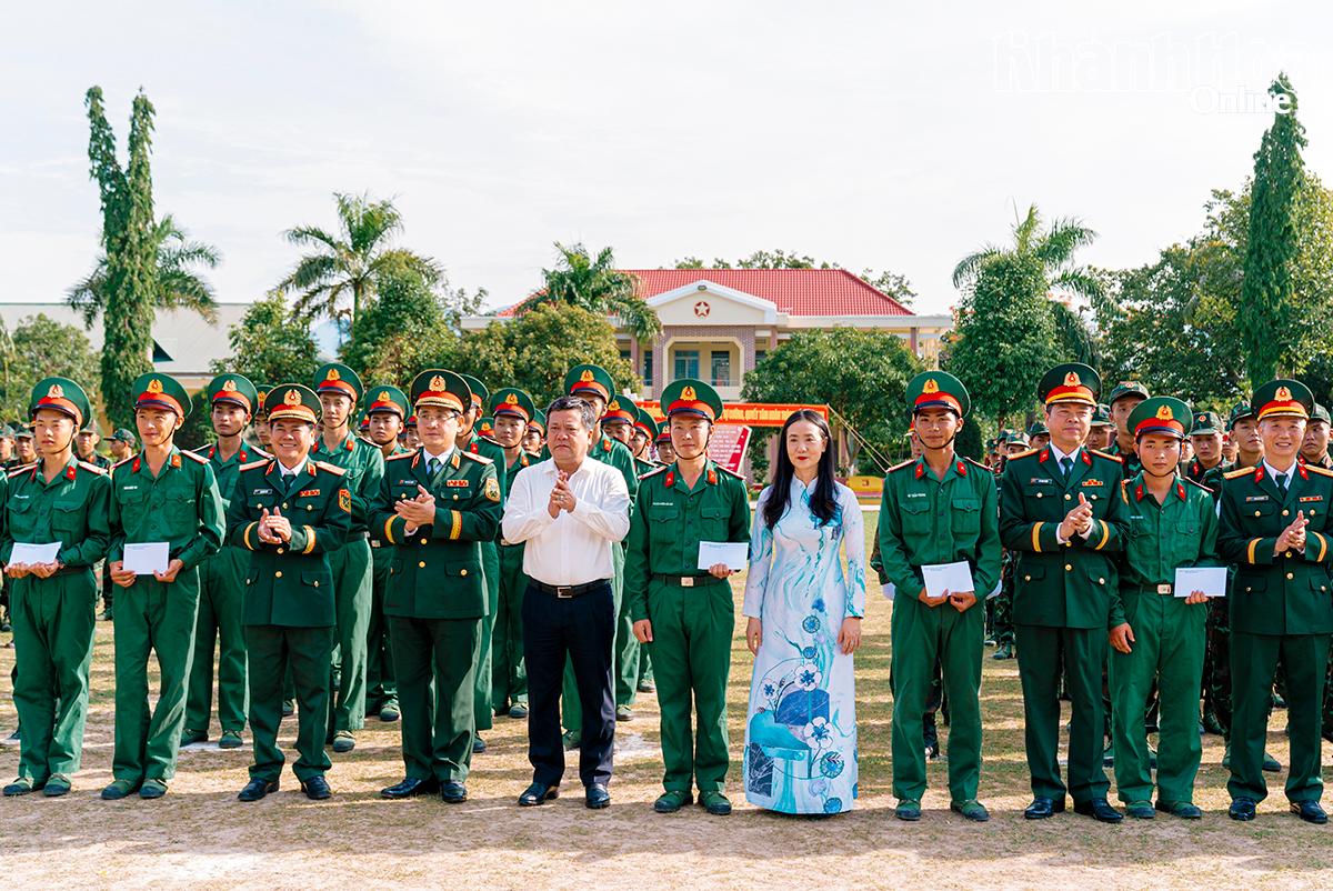 Bí thư Tỉnh ủy Khánh Hòa Trần Phong dự Lễ tuyên thệ chiến sĩ mới năm 2026 tại Trung đoàn Bộ binh 974
