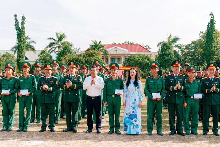 Bí thư Tỉnh ủy Khánh Hòa Trần Phong dự Lễ tuyên thệ chiến sĩ mới năm 2026 tại Trung đoàn Bộ binh 974