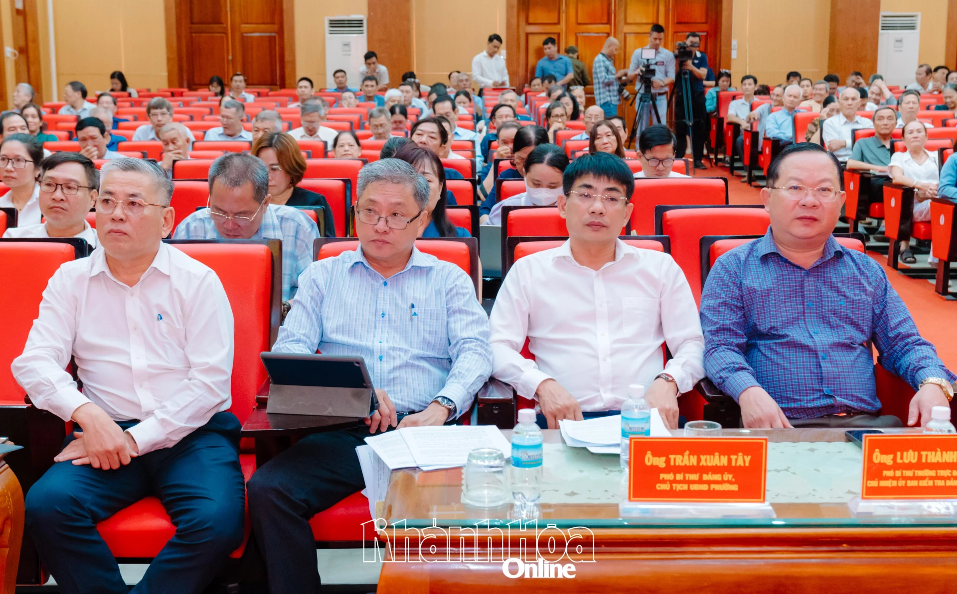 Lãnh đạo phường Nha Trang và phường Tây Nha Trang dự buổi tiếp xúc cử tri. 