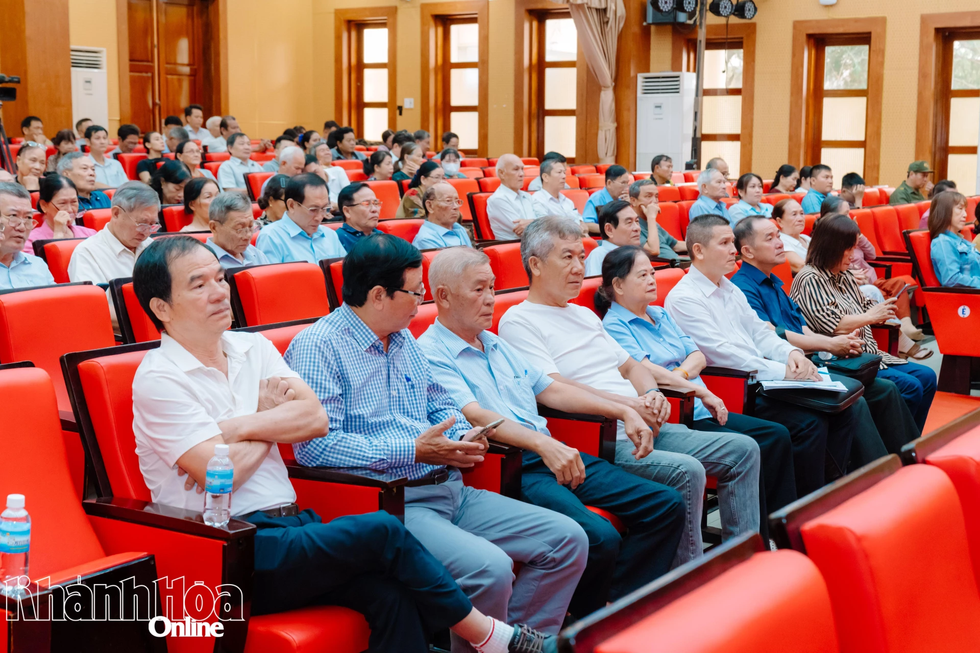 Cử tri phường Nha Trang và phường Tây Nha Trang tham dự buổi tiếp xúc
