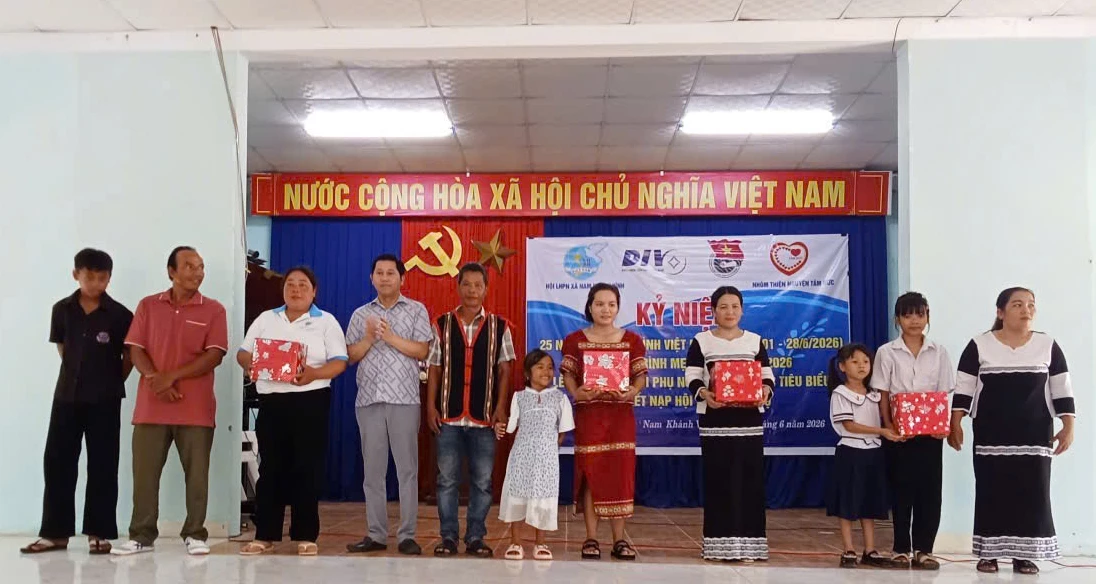 Tuyên dương các gia đình tiêu biểu.