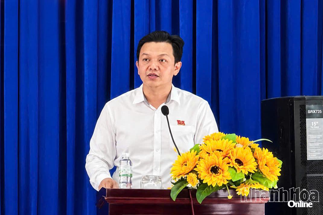 Ông Trần Anh Tuấn báo cáo các nội dung với cử tri.