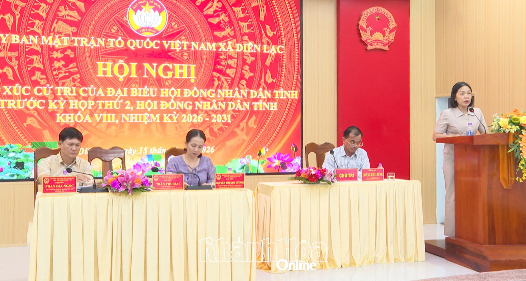 Đồng chí Trần Thu Mai thông tin đến cử tri tình hình thực hiện kinh tế - xã hội 6 tháng đầu năm.
