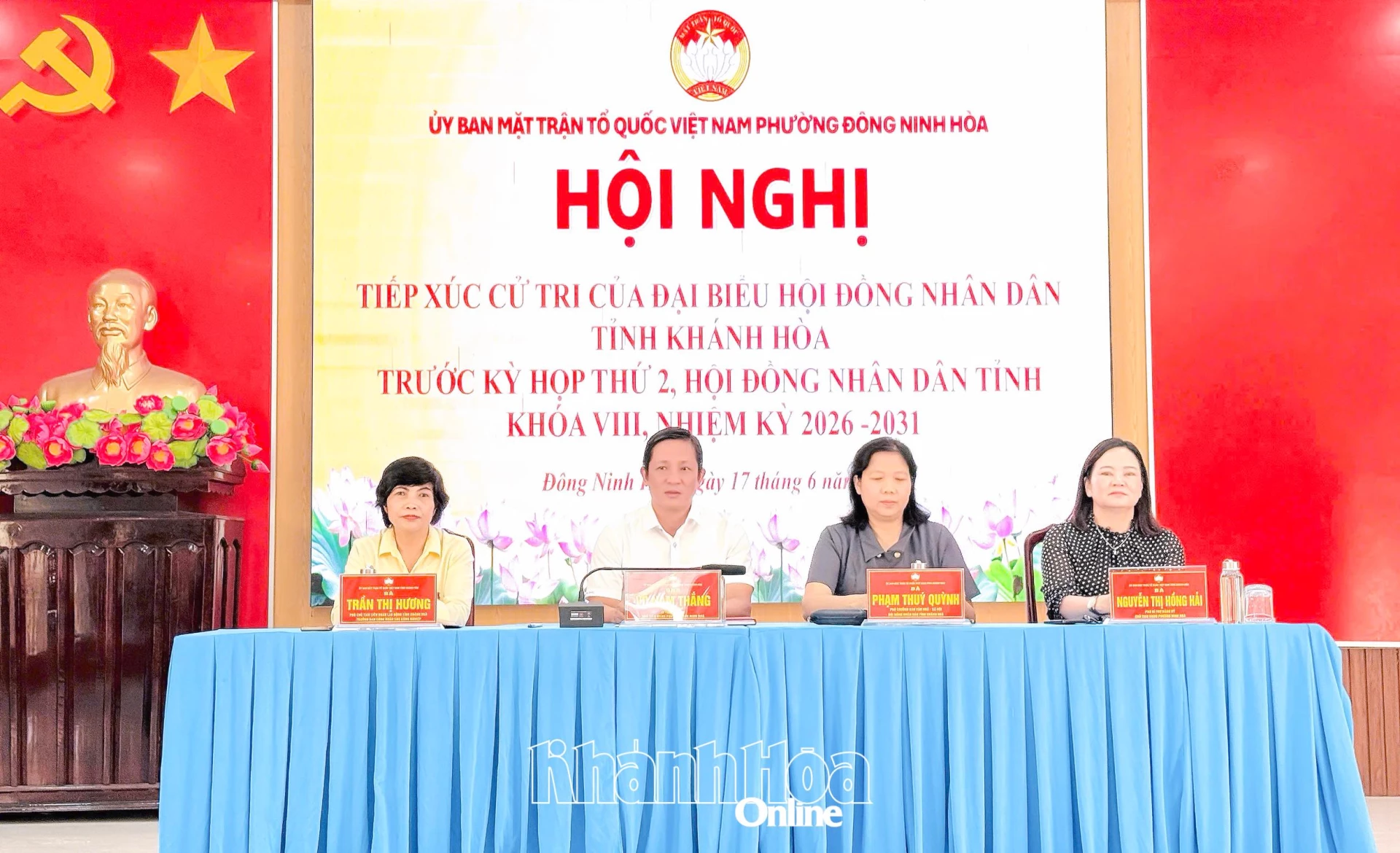 Các đại biểu tiếp xúc cử tri.