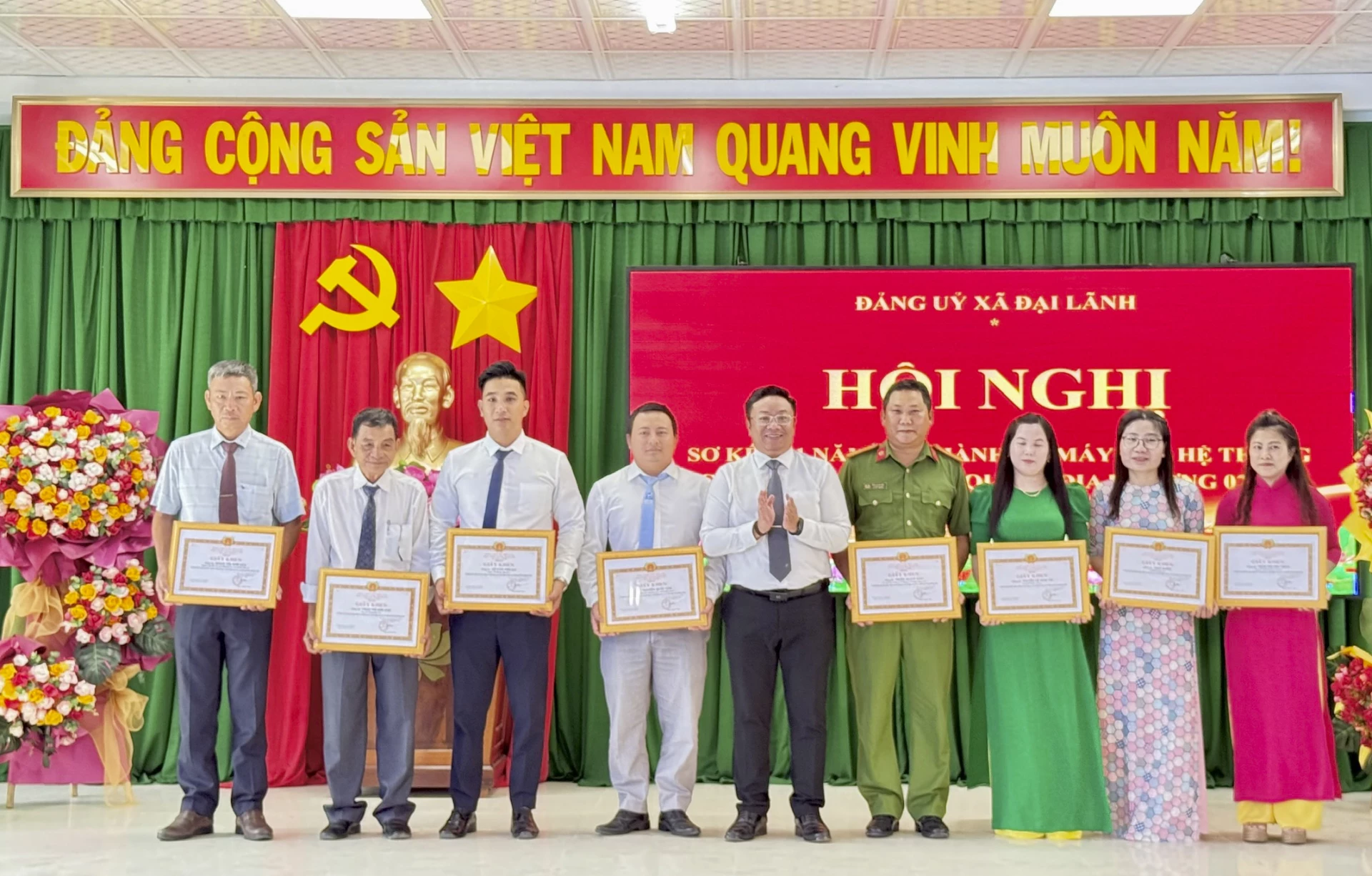 Lãnh đạo xã Đại Lãnh trao giấy khen cho các cá nhân xuất sắc.