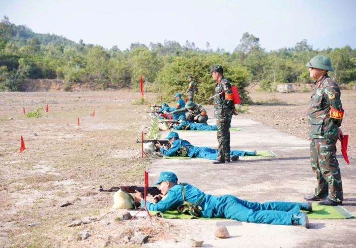 Kiểm tra bắn đạn thật cho lực lượng dân quân xã Vạn Thắng