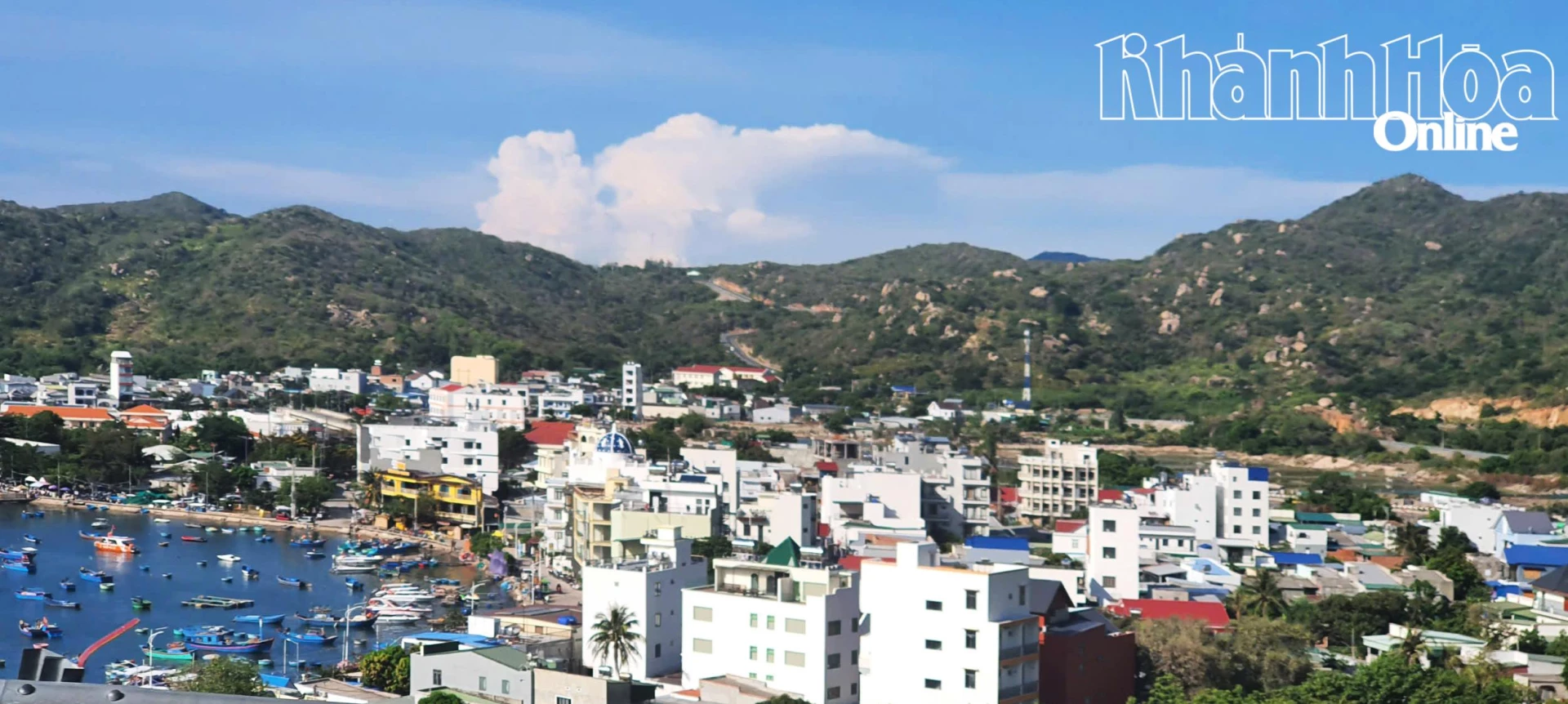 Một góc vịnh Vĩnh Hy, xã Vĩnh Hải.