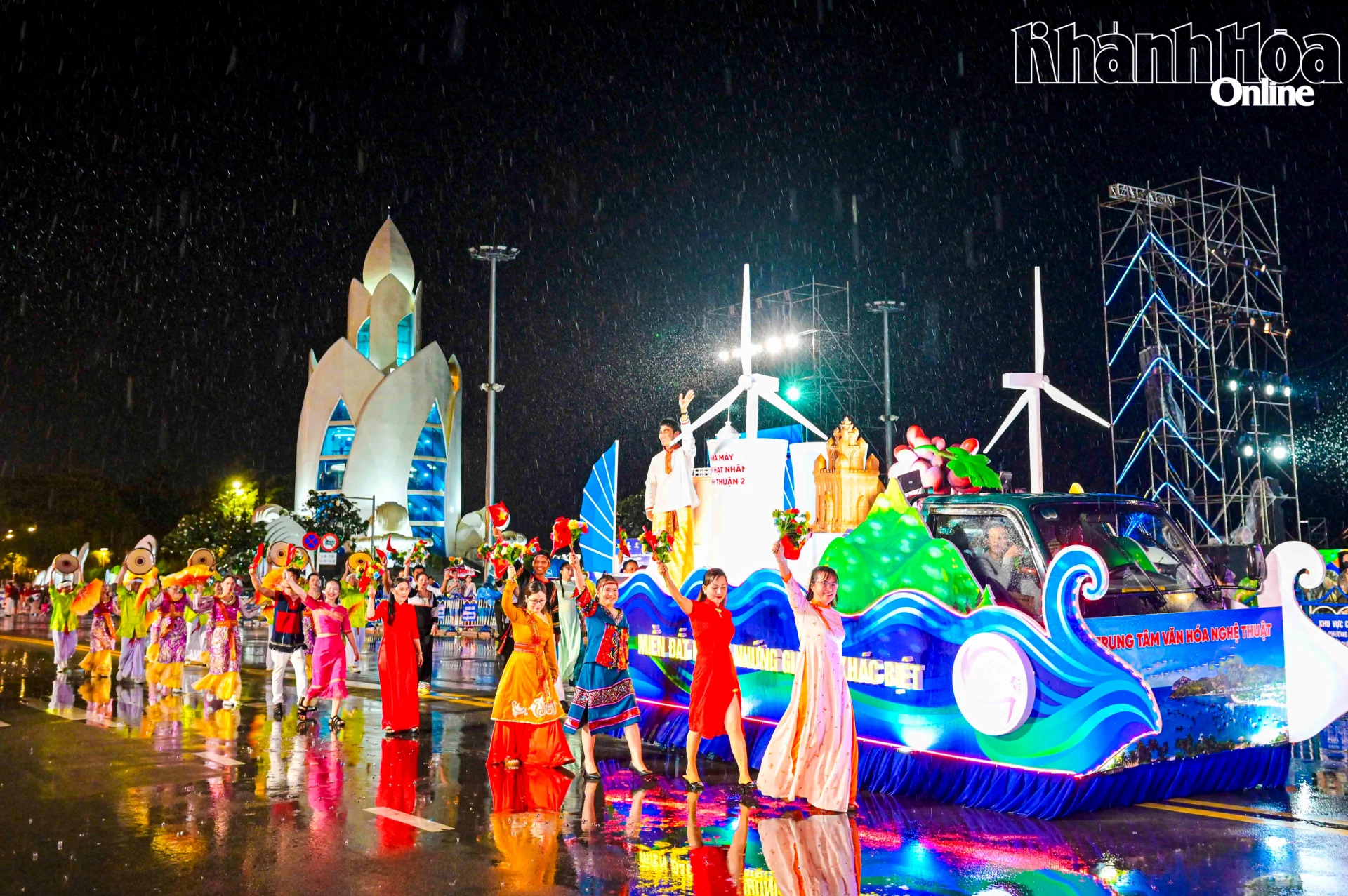 Diễu hành xe hoa trong Chương trình Carnival của Lễ hội Văn hóa - Du lịch Biển 2025.