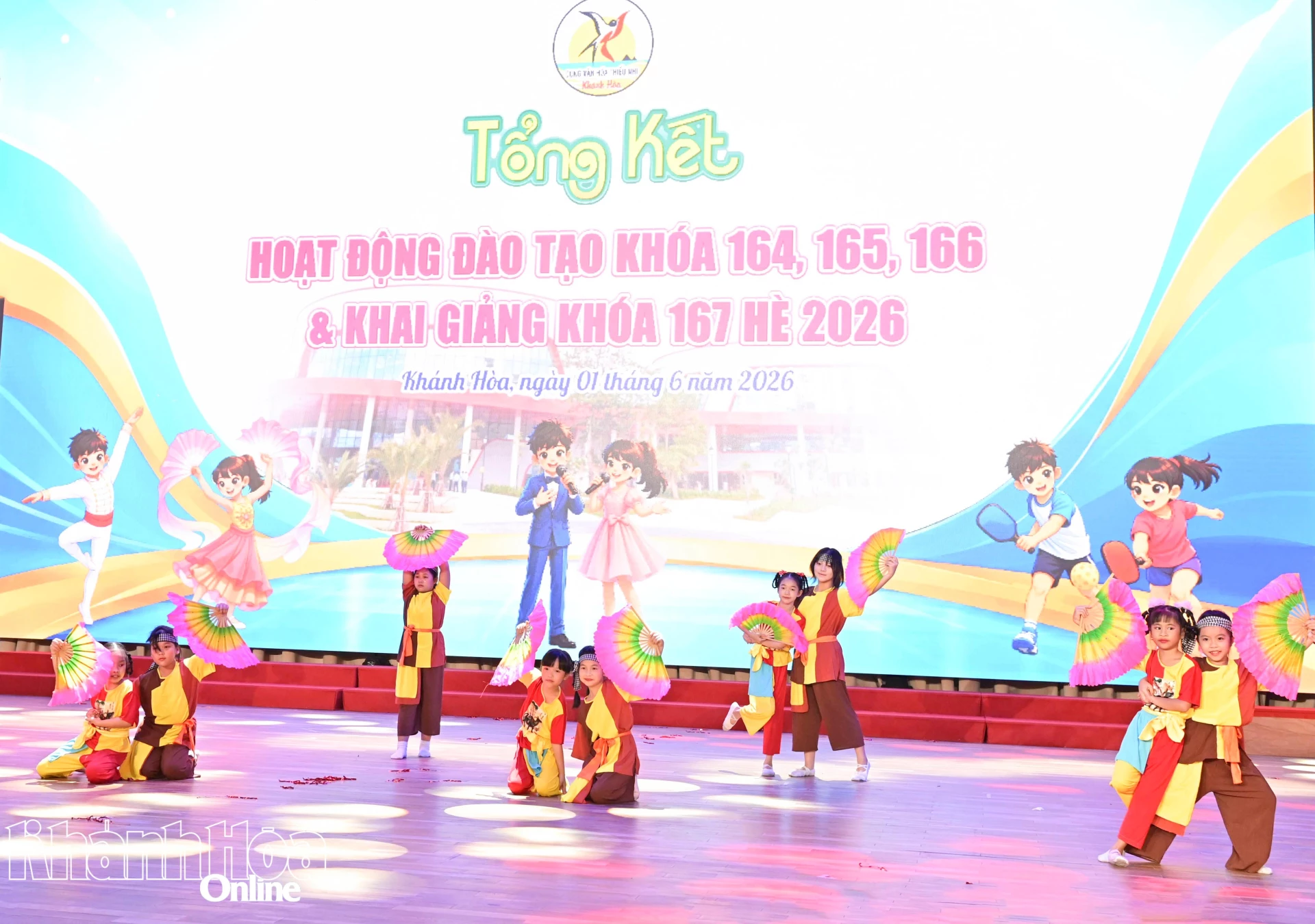 Tiết mục biểu diễn của các thiếu nhi tốt nghiệp các khóa học.