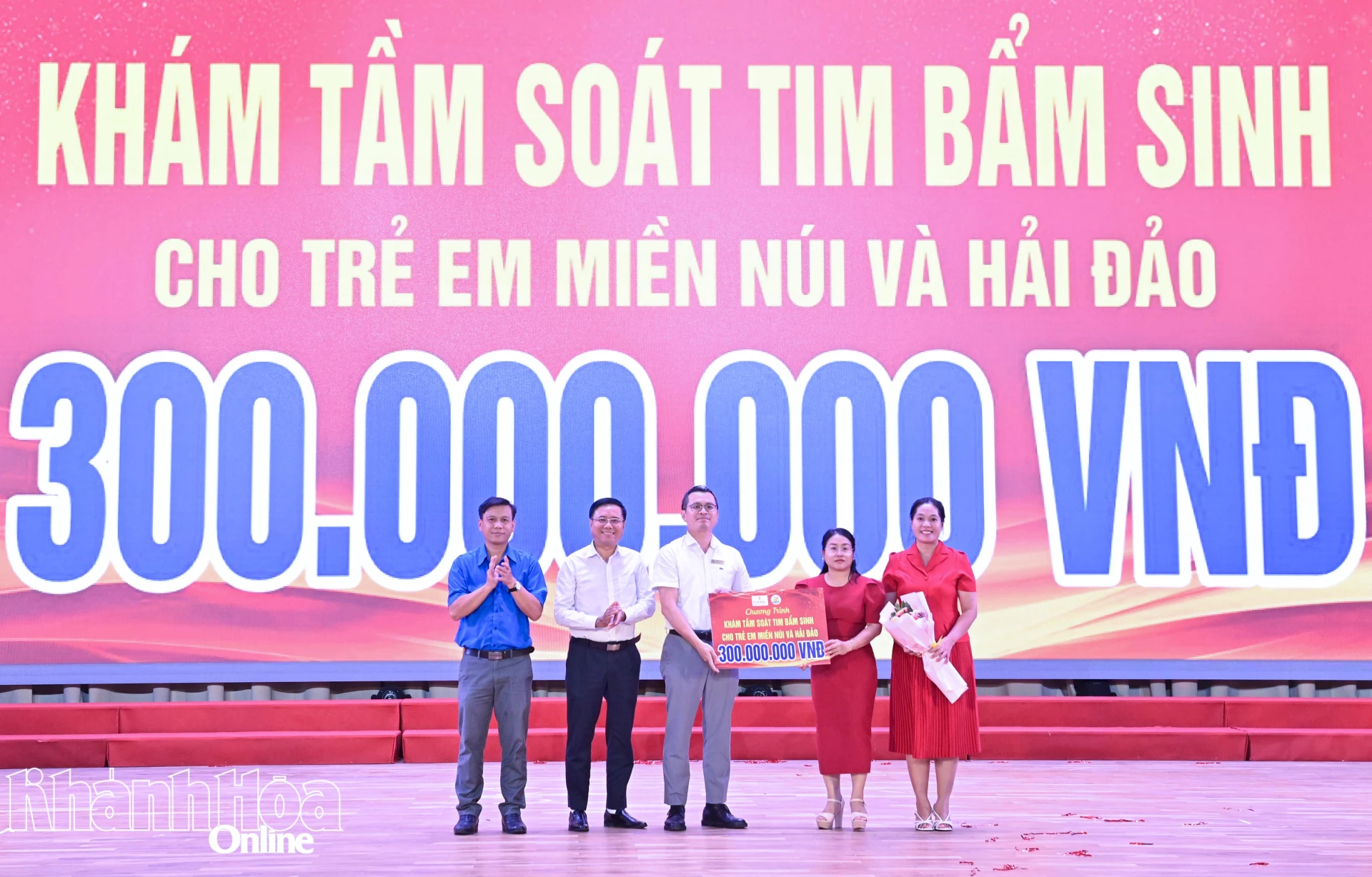Lãnh đạo Bệnh viện Đa khoa quốc tế Vinmec Nha Trang trao bảng tượng trưng cho Cung Văn hóa Thiếu nhi tỉnh về việc phối hợp thực hiện chương trình khám tầm soát tim bẩm sinh cho trẻ em.