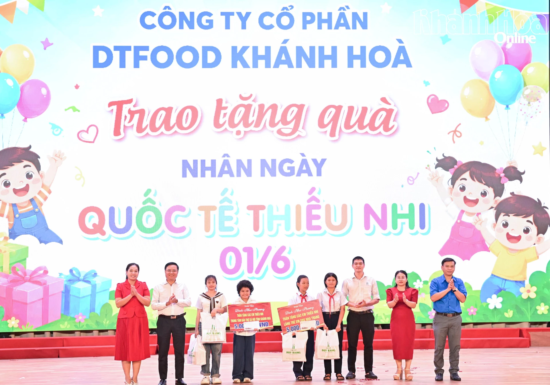Các đại biểu trao quà của Hoa hậu Đinh Như Phương và Công ty Cổ phần DT Food Khánh Hòa cho đại diện các thiếu nhi.