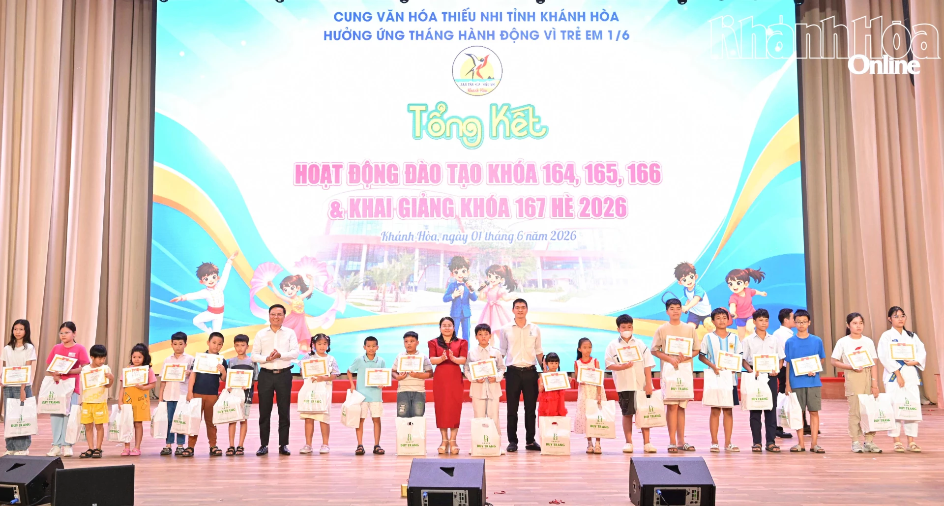 Các đại biểu trao giấy khen của Cung Văn hóa Thiếu nhi tỉnh và quà cho các thiếu nhi hoàn thành xuất sắc các khóa học.