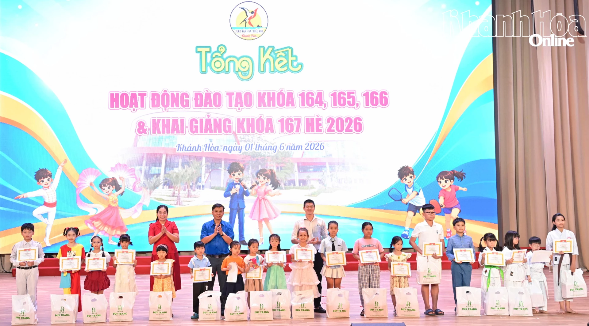 Các đại biểu trao giấy khen của Cung Văn hóa Thiếu nhi tỉnh và quà cho các thiếu nhi hoàn thành xuất sắc các khóa học.
