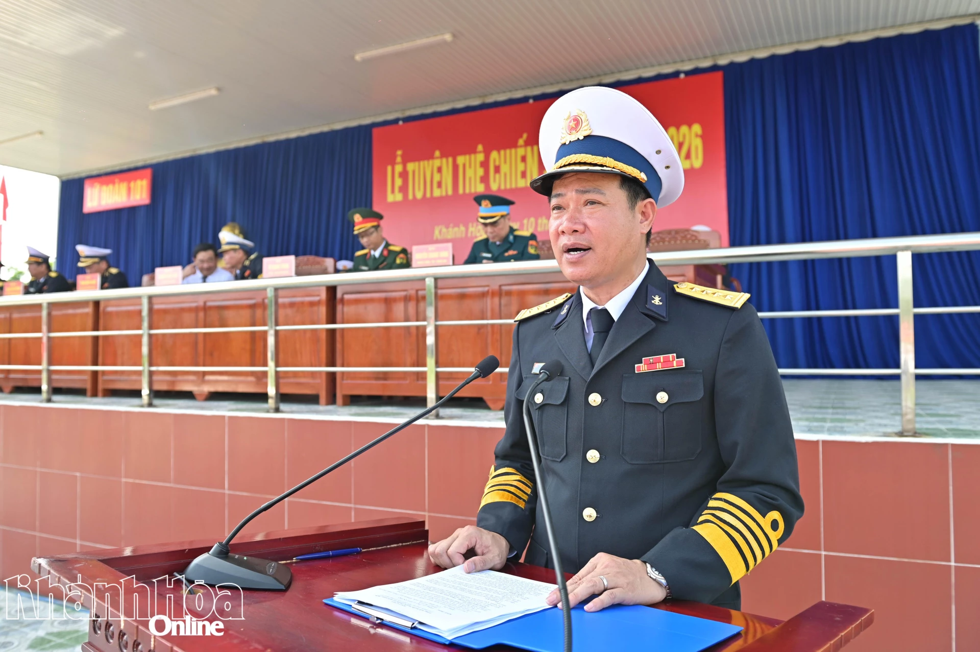 Đại tá Ngô Văn Hưng - Lữ đoàn trưởng Lữ đoàn 101 báo cáo công tác huấn luyện chiến sĩ mới.