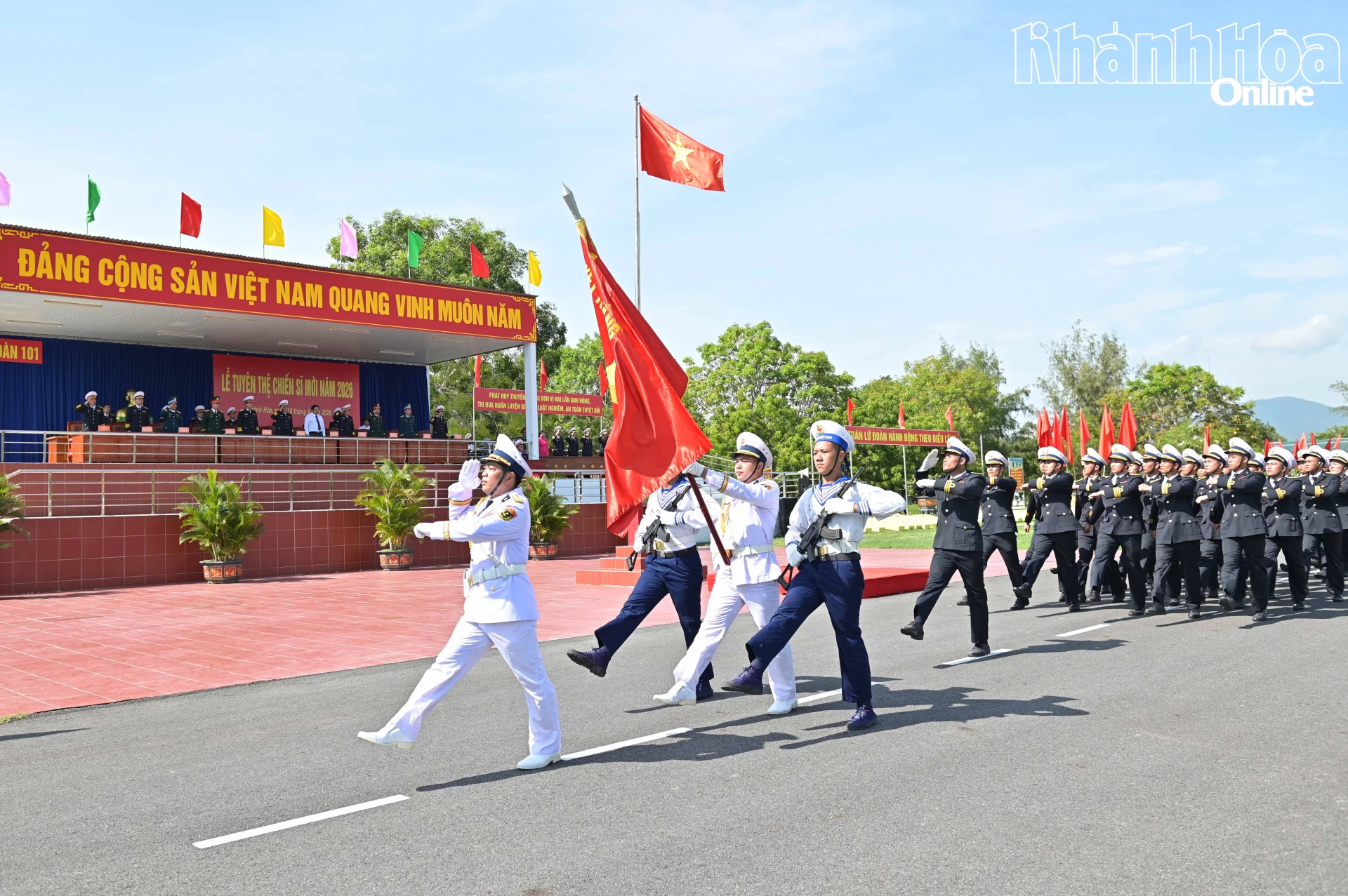 Duyệt đội ngũ tại lễ tuyên thệ.
