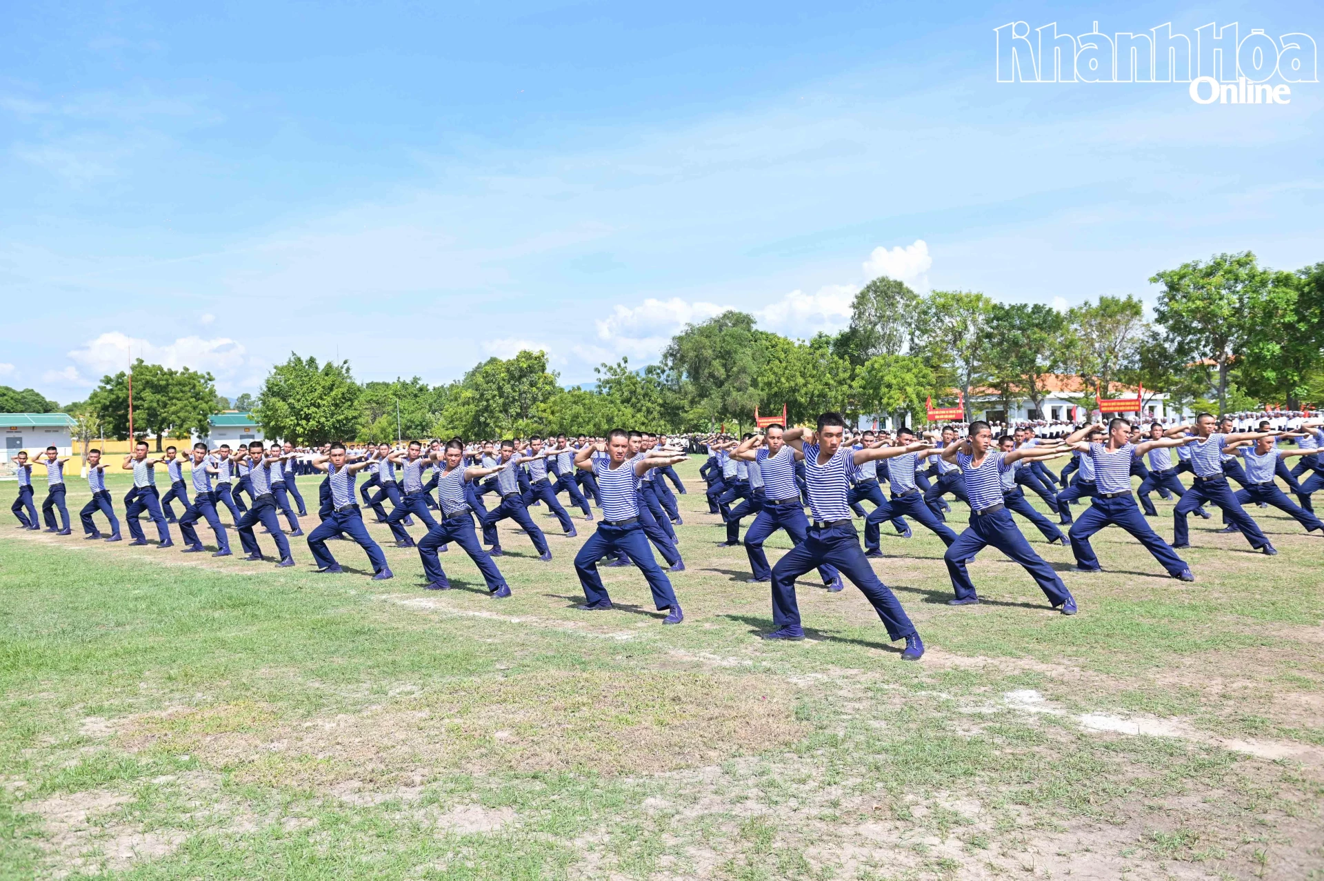 Chiến sĩ mới đồng diễn 4 bài thể dục tay không, võ thể dục.