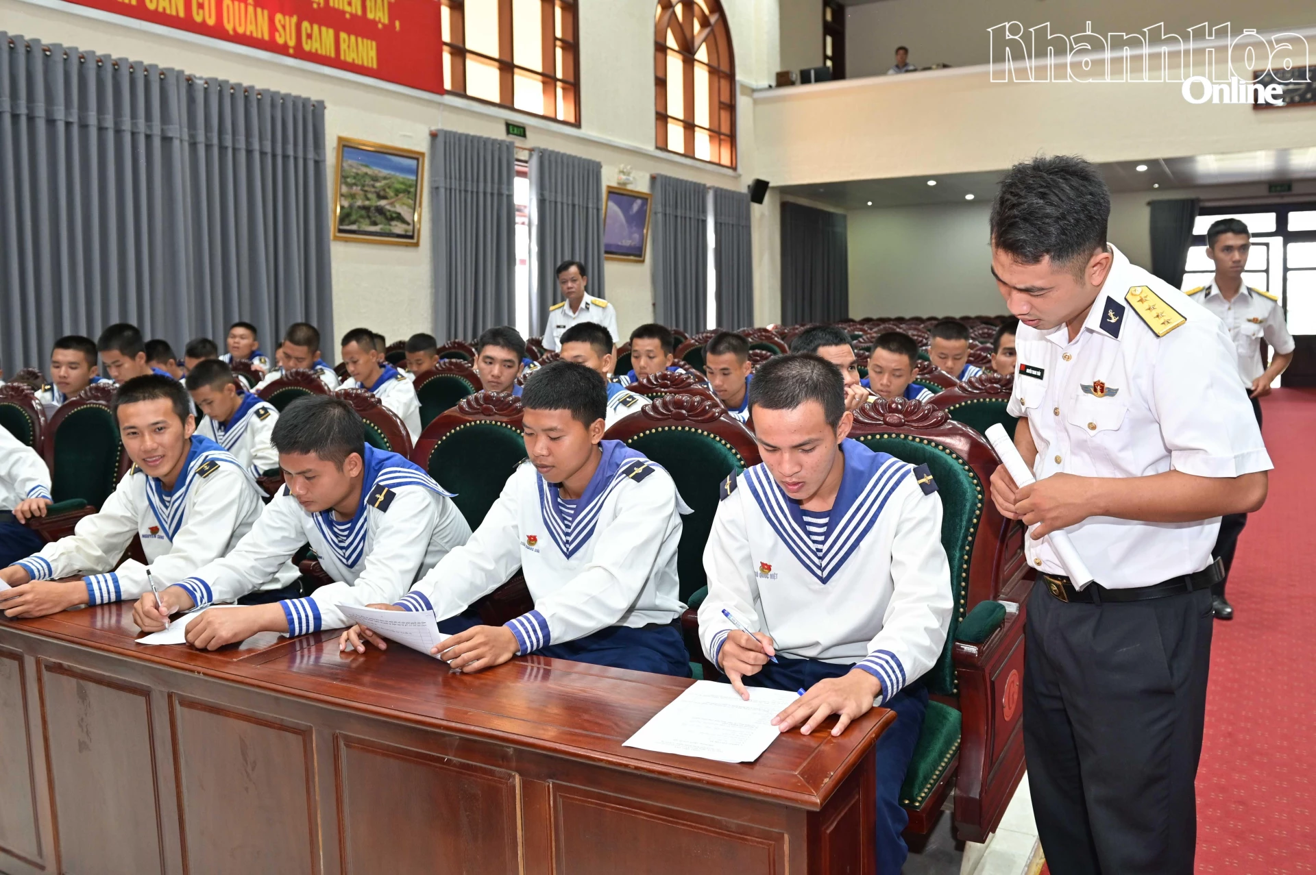Đoàn khảo sát bằng phiếu trưng cầu ý kiến các chiến sĩ.
