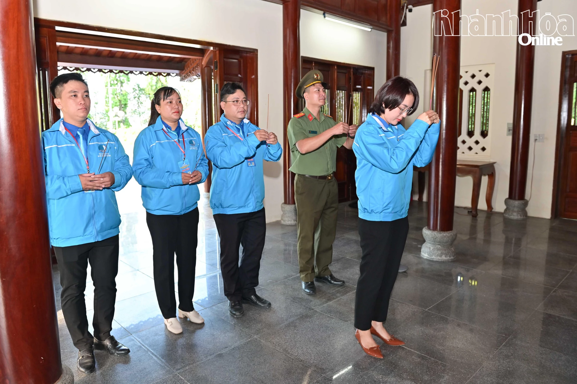 Các đại biểu dâng hương viếng Chủ tịch Hồ Chí Minh.