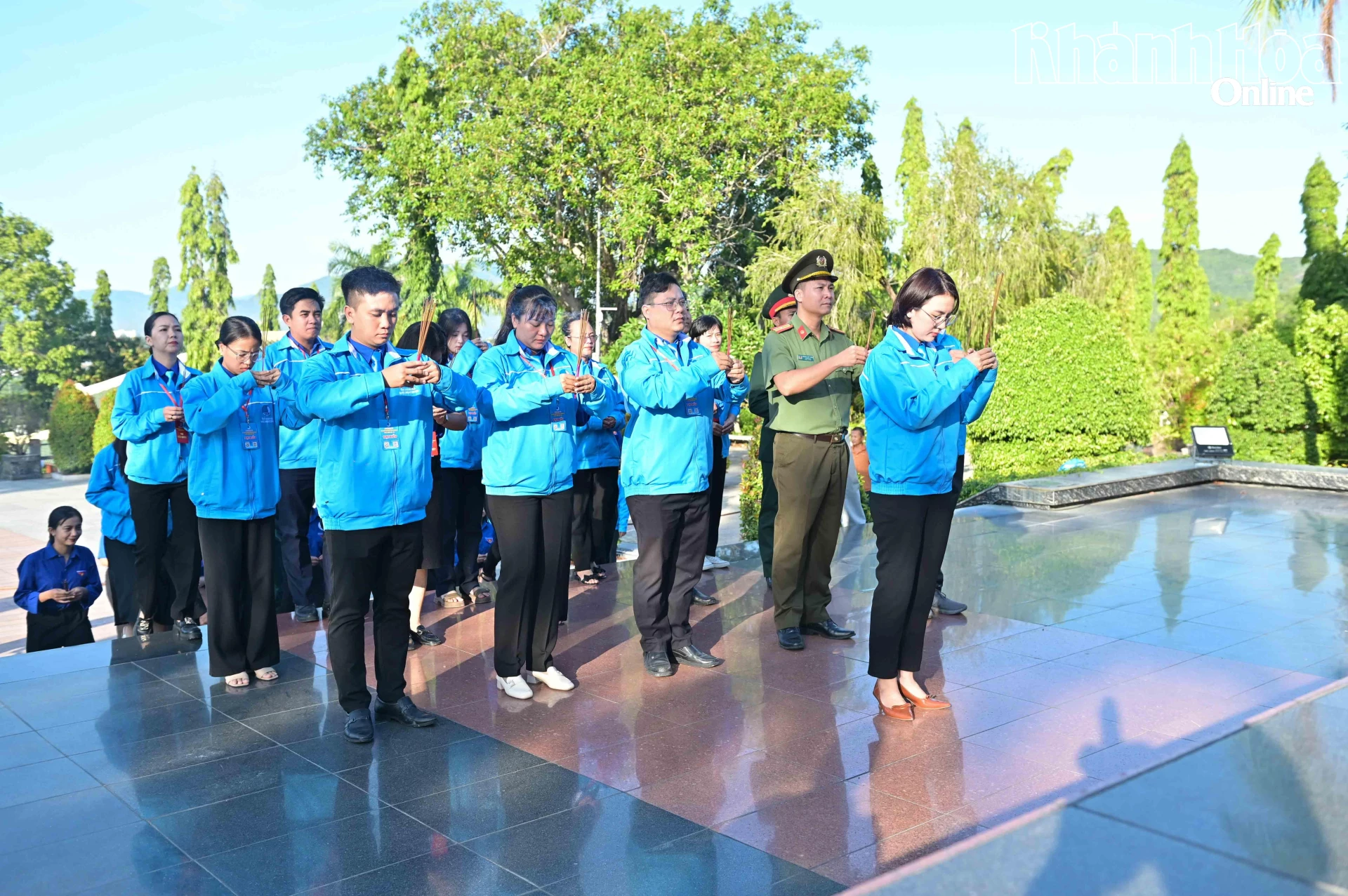Đoàn dâng hương, dâng hoa tưởng niệm các anh hùng liệt sĩ.