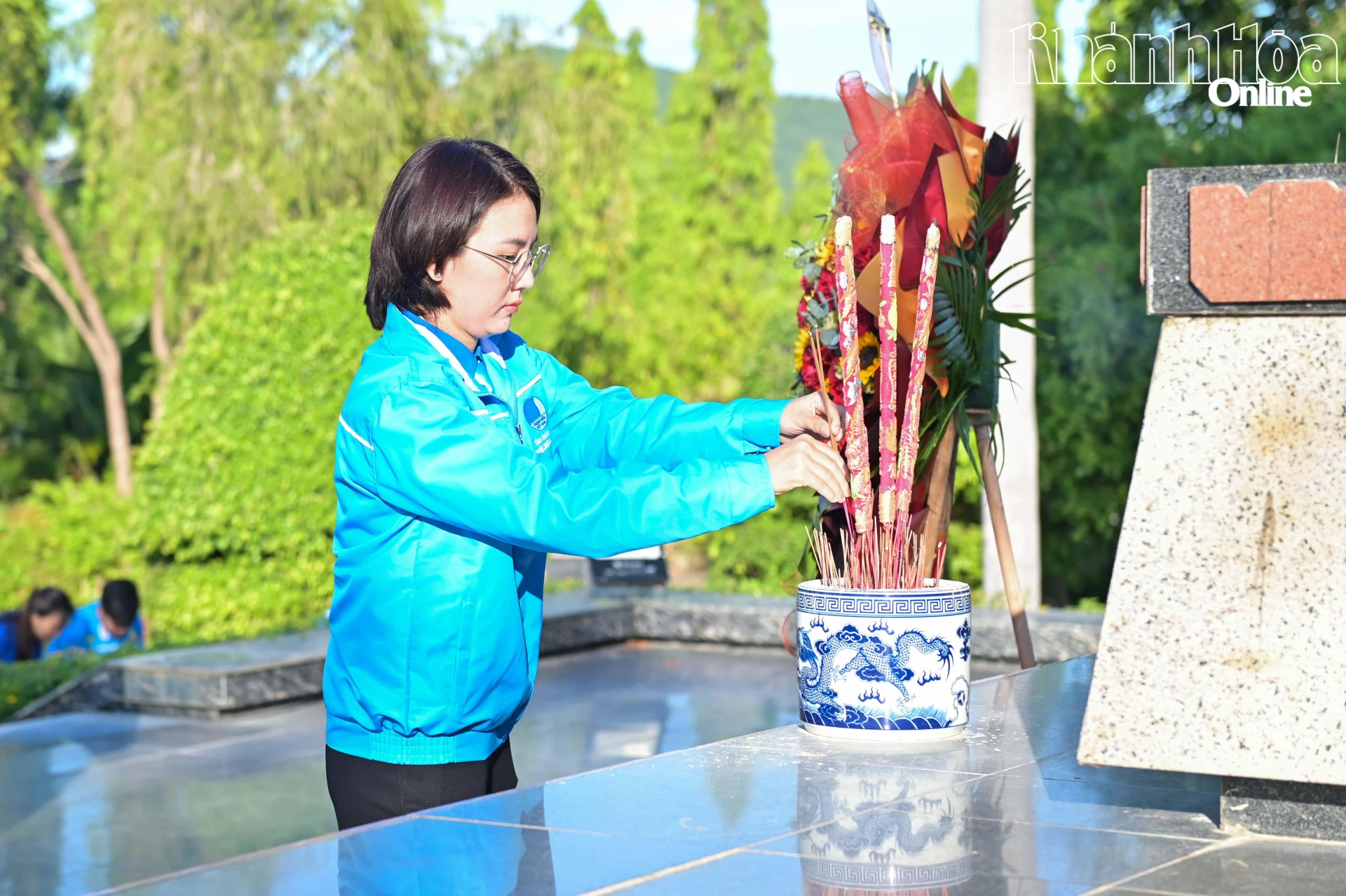 Chị Tô Thị Tuyết Ngân - Phó Bí thư Tỉnh đoàn, Chủ tịch Hội Liên hiệp Thanh niên Việt Nam tỉnh dâng hương tưởng niệm các anh hùng liệt sĩ.