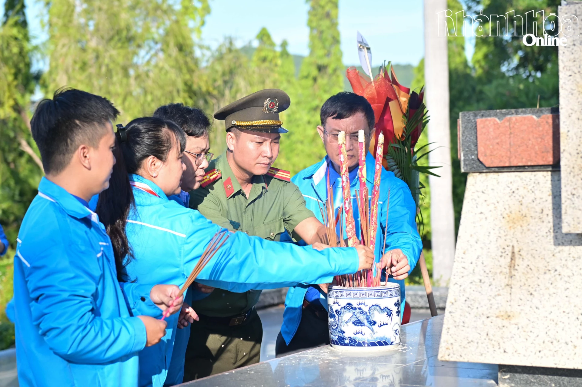 Các đại biểu thanh niên dâng hương.