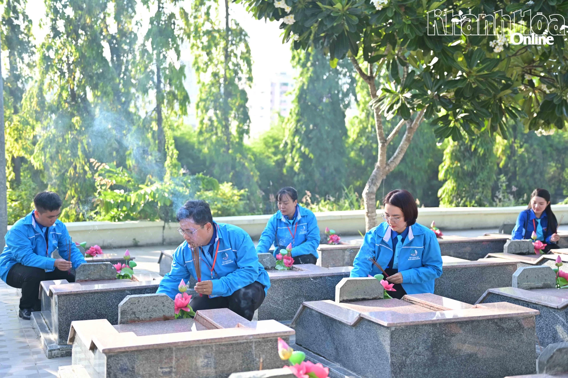 Đoàn thắp hương tại các phần mộ liệt sĩ.