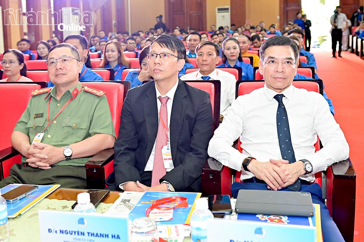 Đồng chí Hà Anh Đức và đồng chí Nguyễn Thanh Hà cùng các đại biểu dự đại hội.