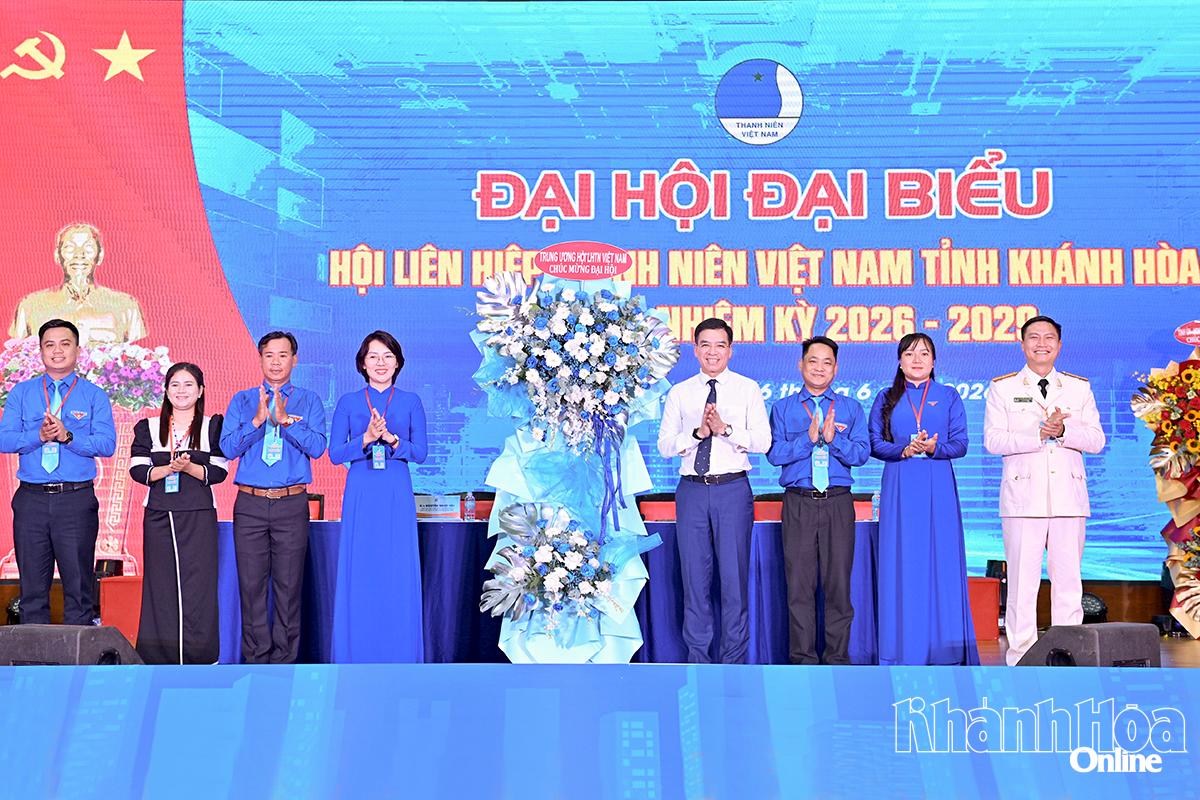 Đồng chí Hà Anh Đức tặng hoa của Trung ương Hội Liên hiệp Thanh niên Việt Nam chúc mừng đại hội.