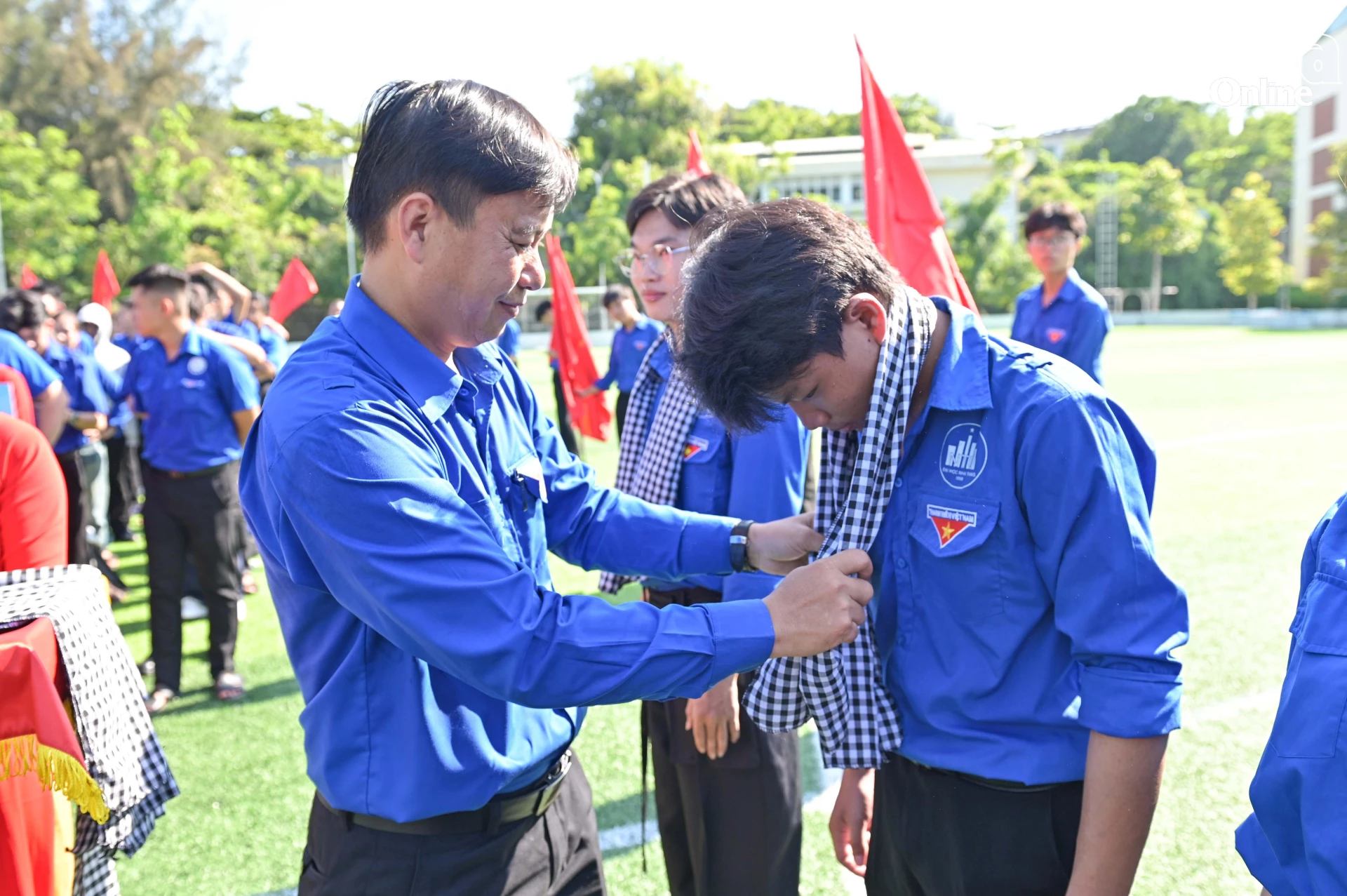 Lãnh đạo Tỉnh đoàn trao khăn và mũ cho các sinh viên tình nguyện.