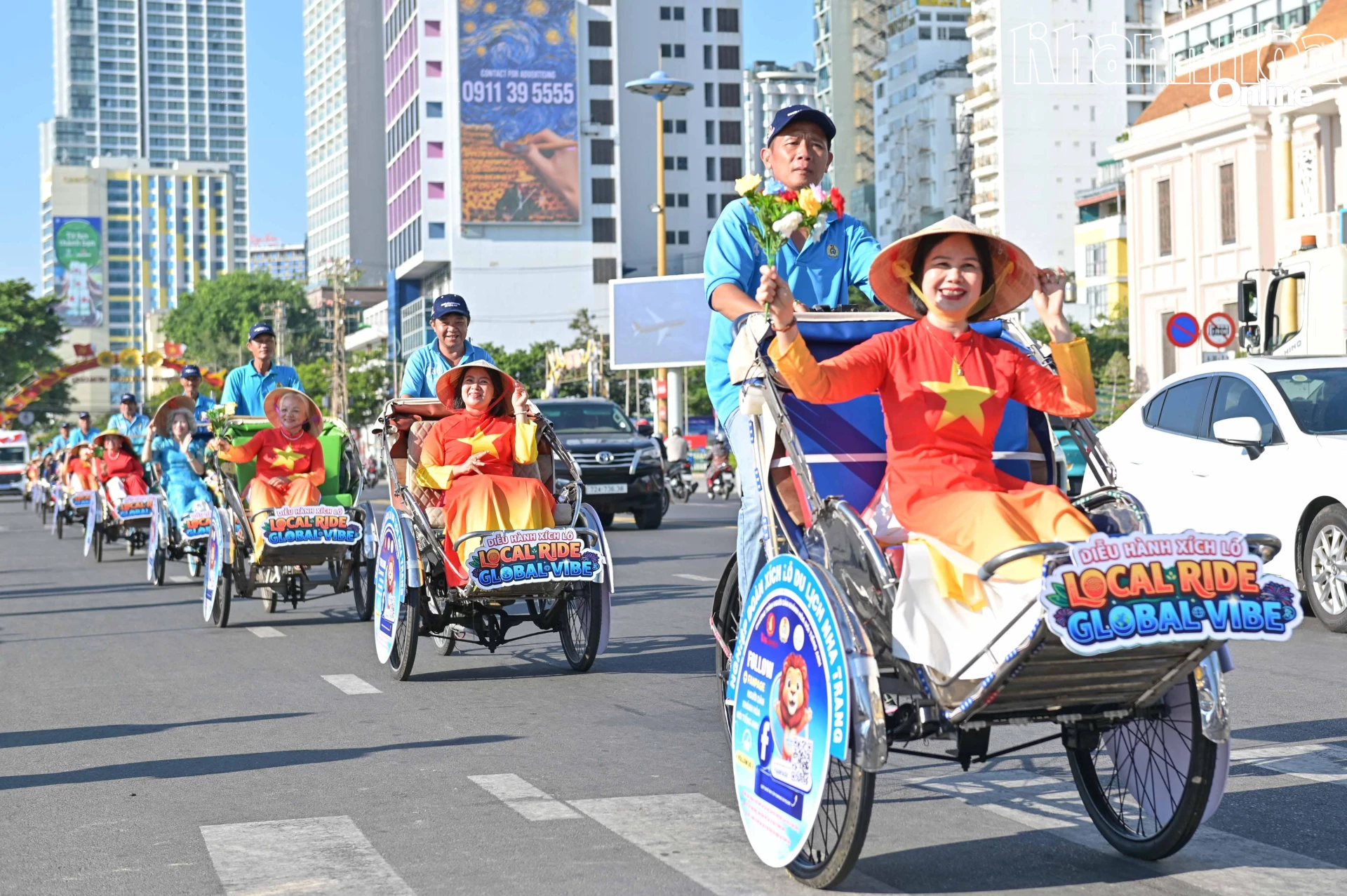 Sau lễ khai mạc đã diễn ra hoạt động diễu hành xích lô trên các tuyến phố chính khu vực Nha Trang.