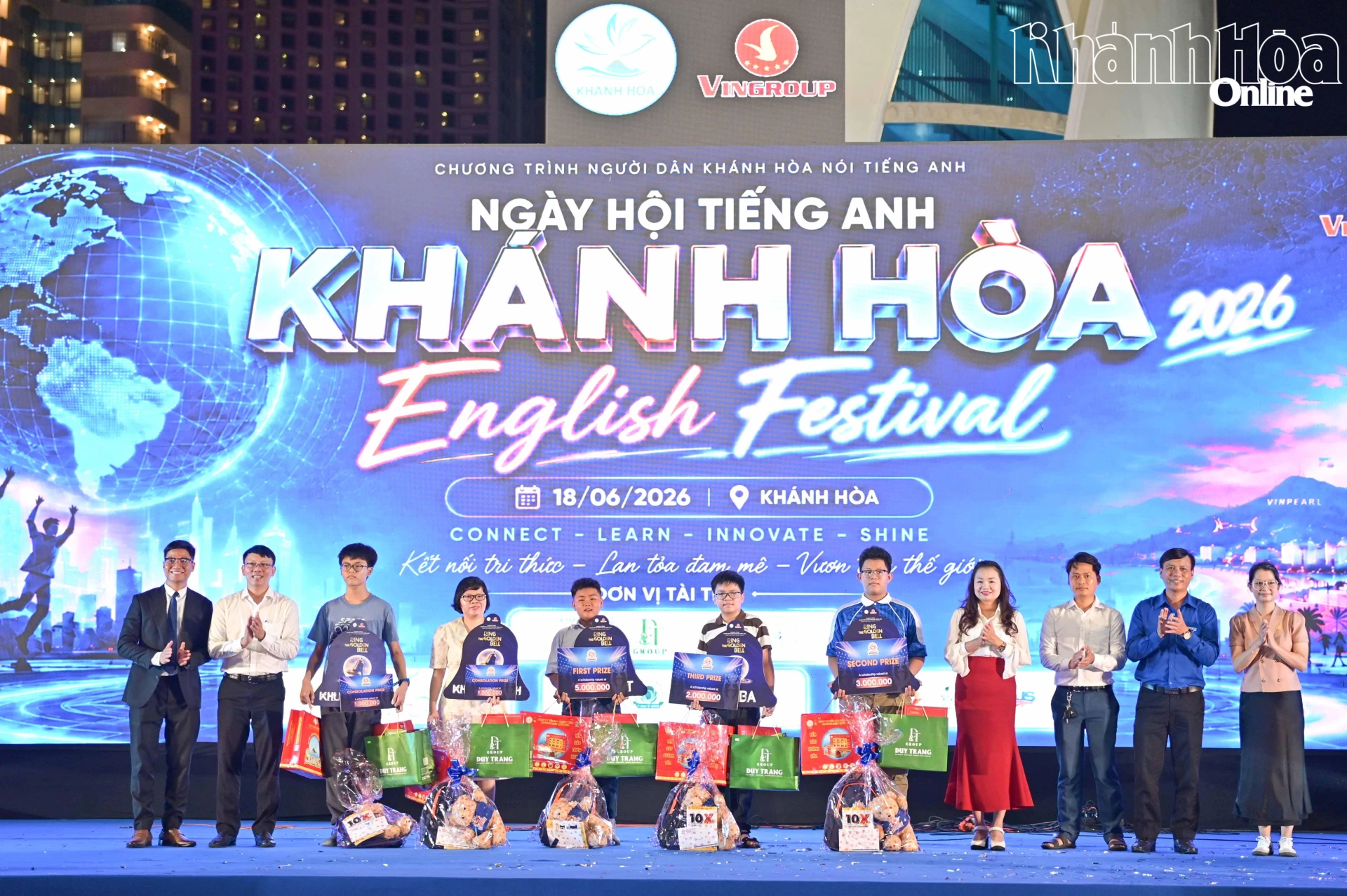 Ban tổ chức trao giải cho các thí sinh xuất sắc tại cuộc thi Rung chuông vàng tiếng Anh.