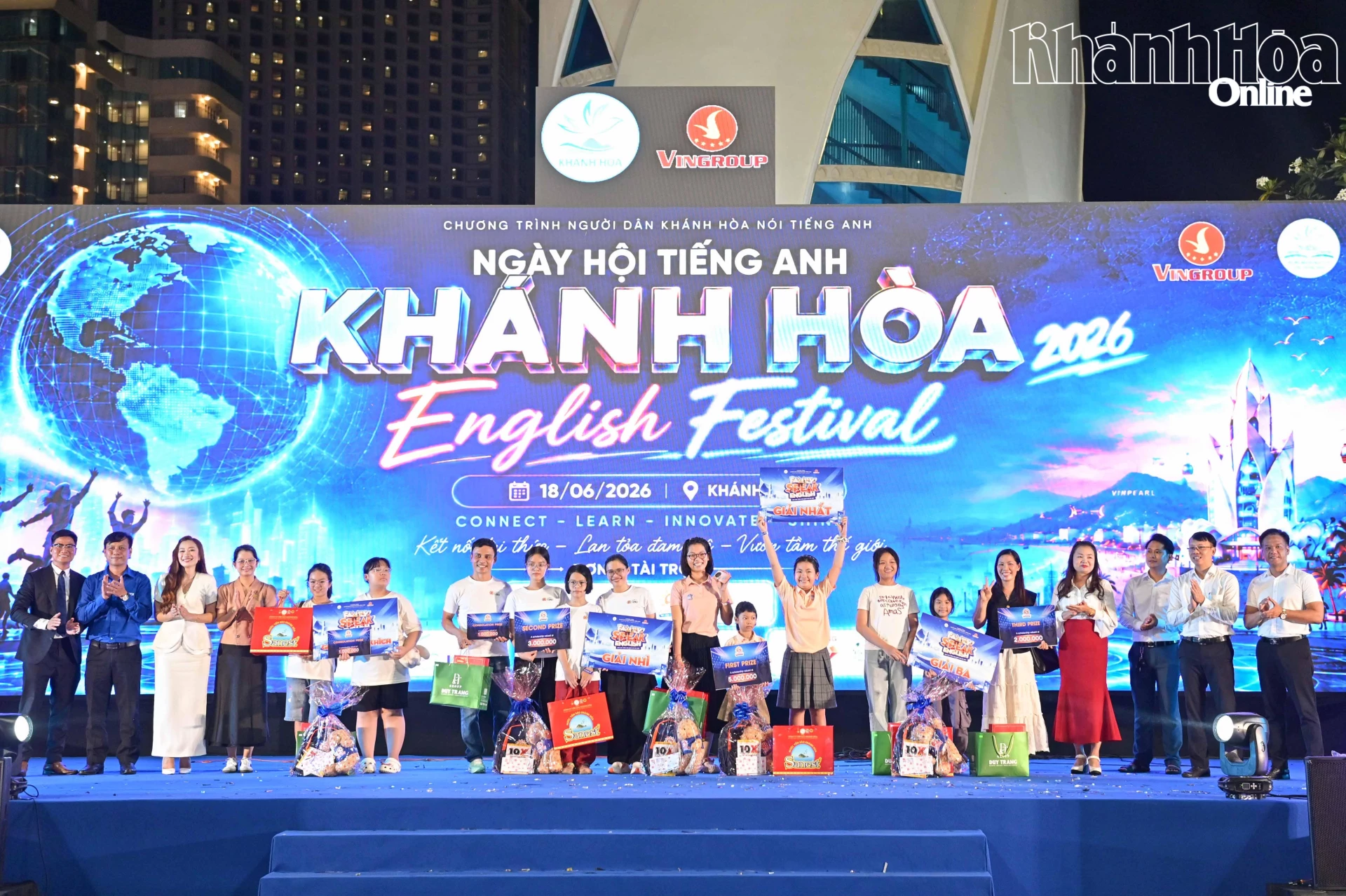 Lãnh đạo tỉnh cùng các đại biểu trao giải cuộc thi Gia đình nói tiếng Anh.