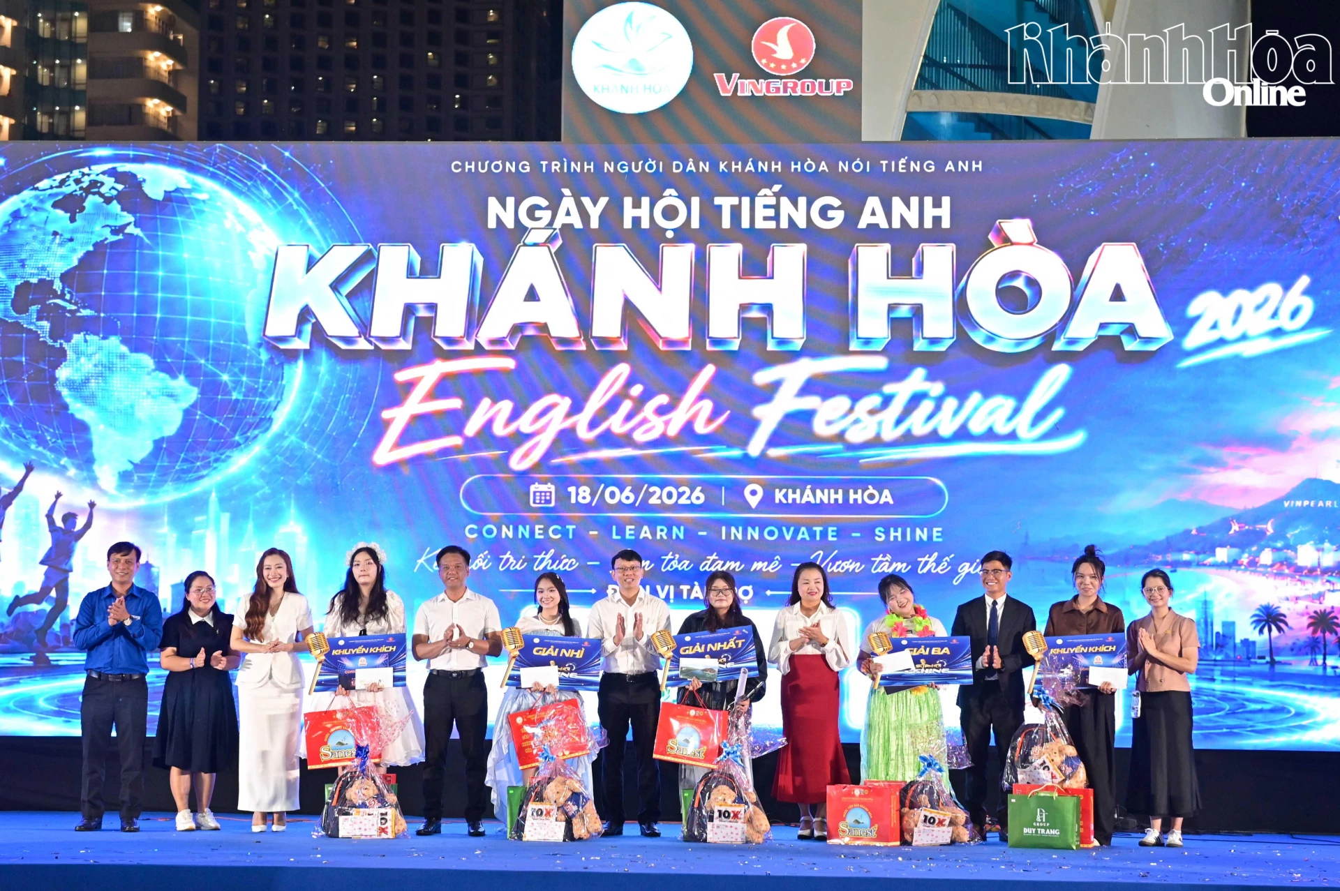 Trao giải cho các thí sinh xuất sắc nhất cuộc thi hát tiếng Anh Sing to Shine.