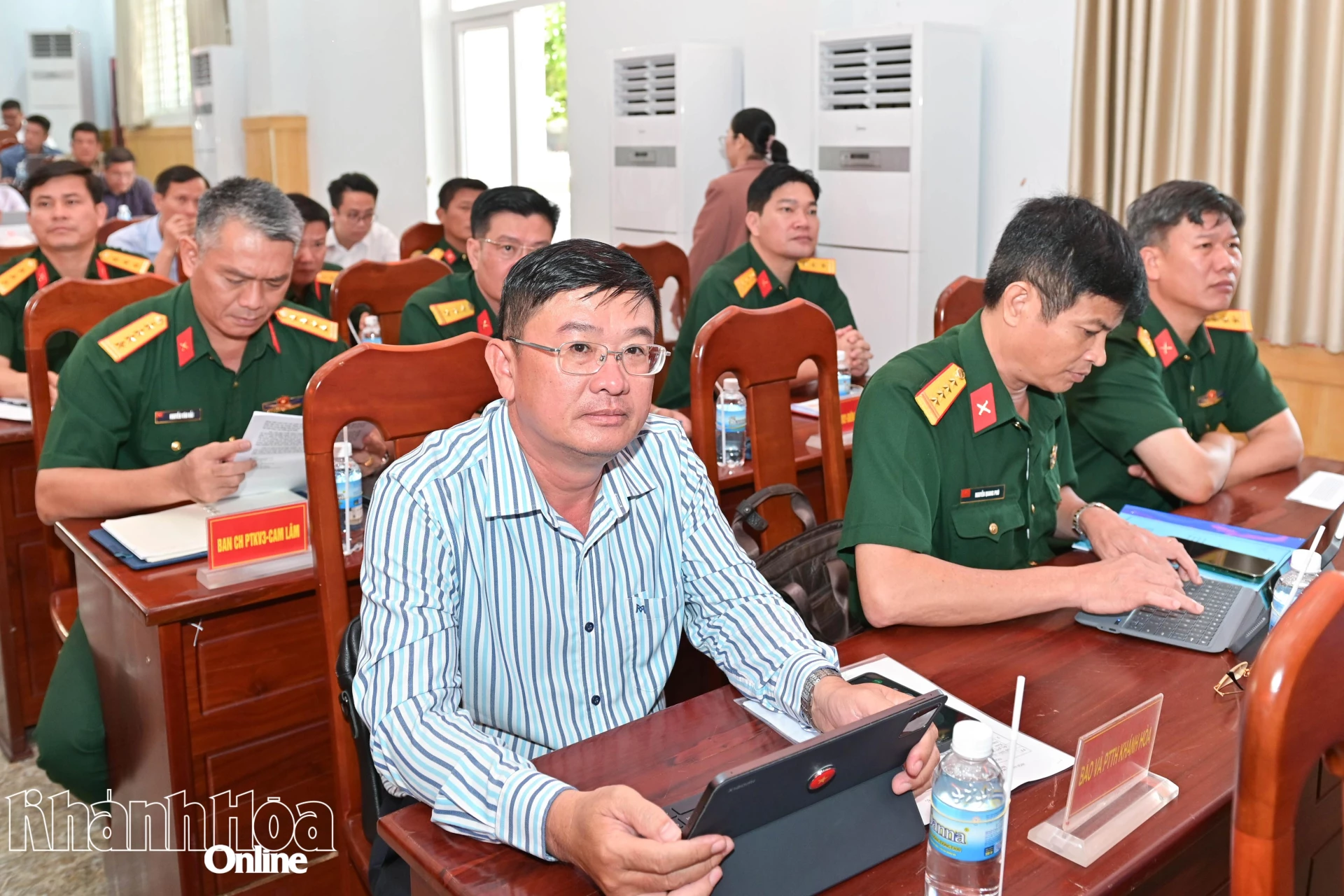 Các đại biểu dự hội nghị.