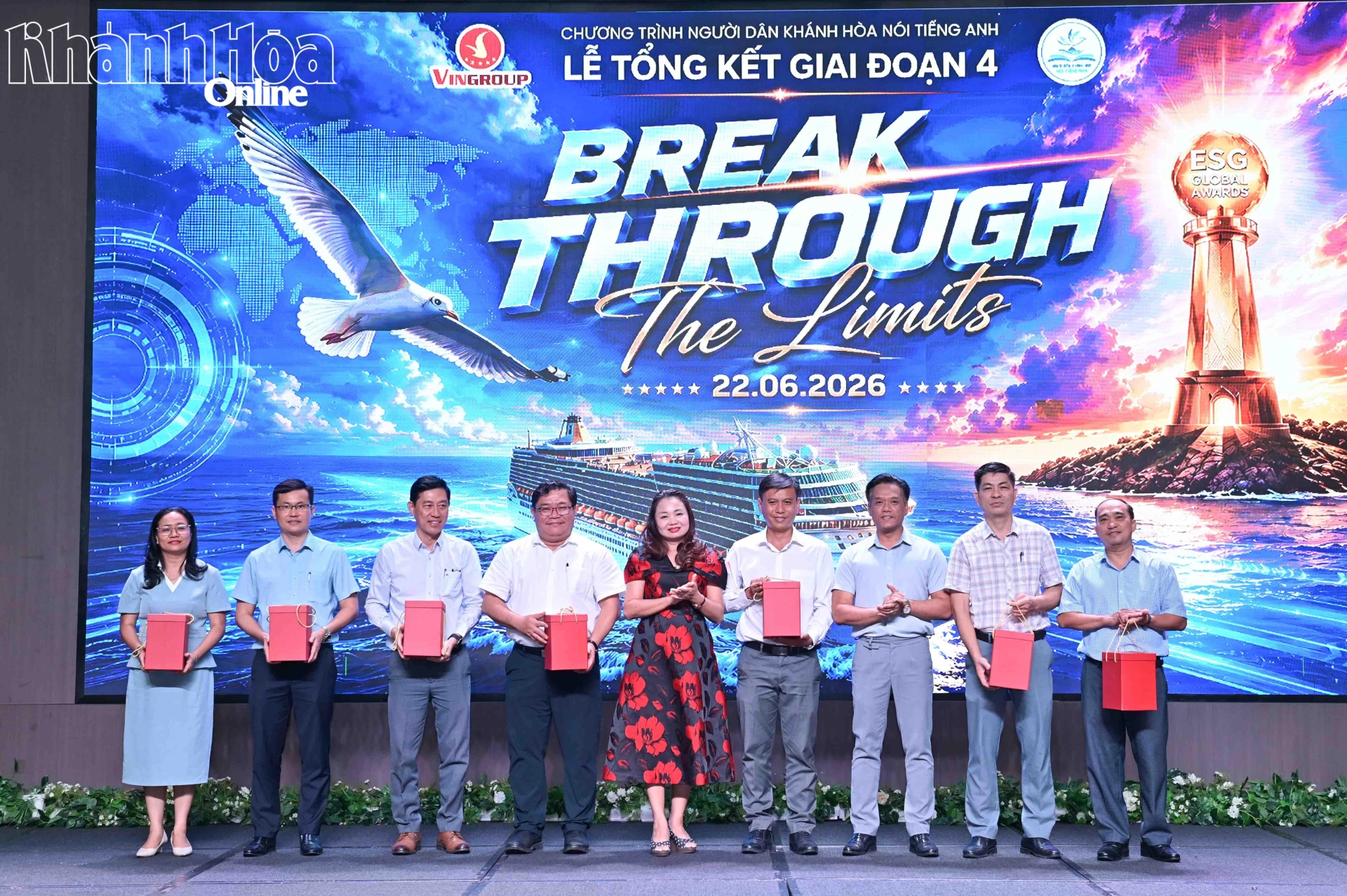 Ban tổ chức tặng quà tri ân đến các thành viên ban chỉ đạo chương trình.