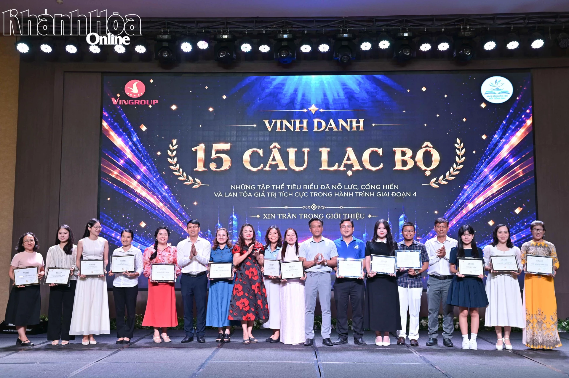 Lãnh đạo tỉnh cùng các đại biểu vinh danh 15 câu lạc bộ xuất sắc.