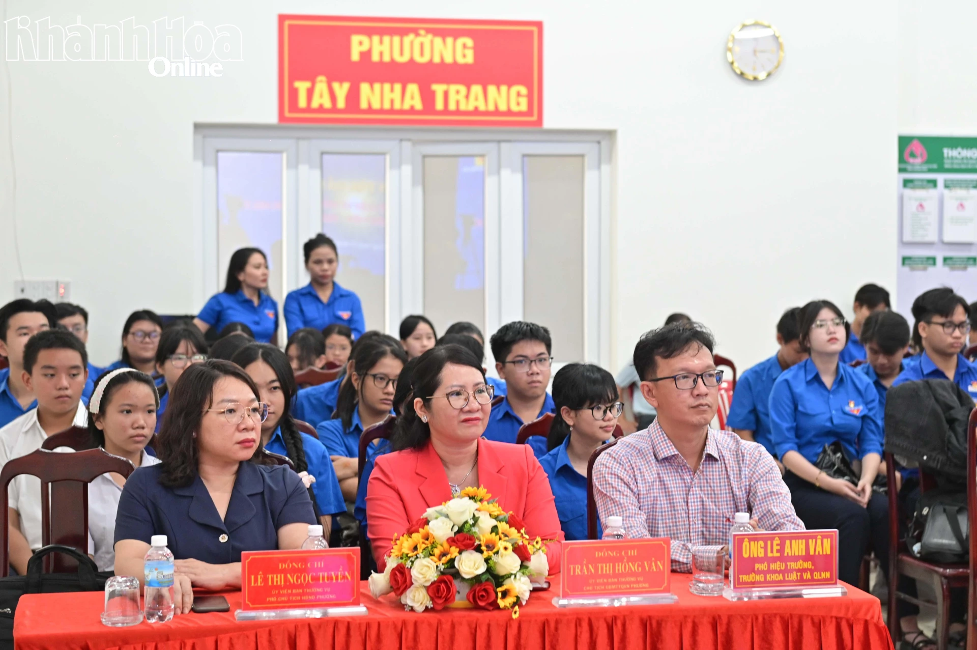 Các đại biểu tham dự hoạt động.
