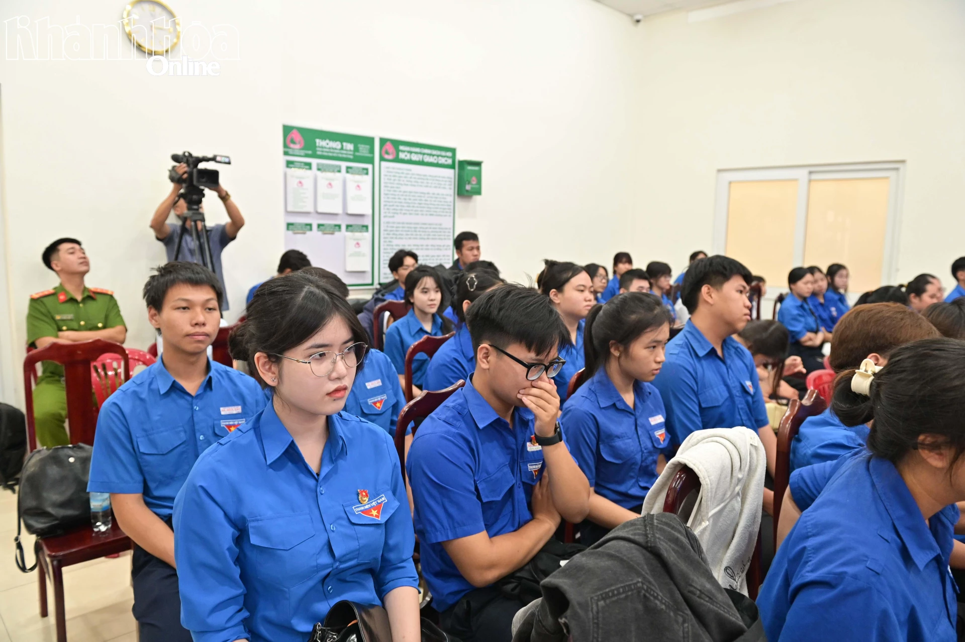 Đoàn viên, thanh niên theo dõi phiên tòa giả định.