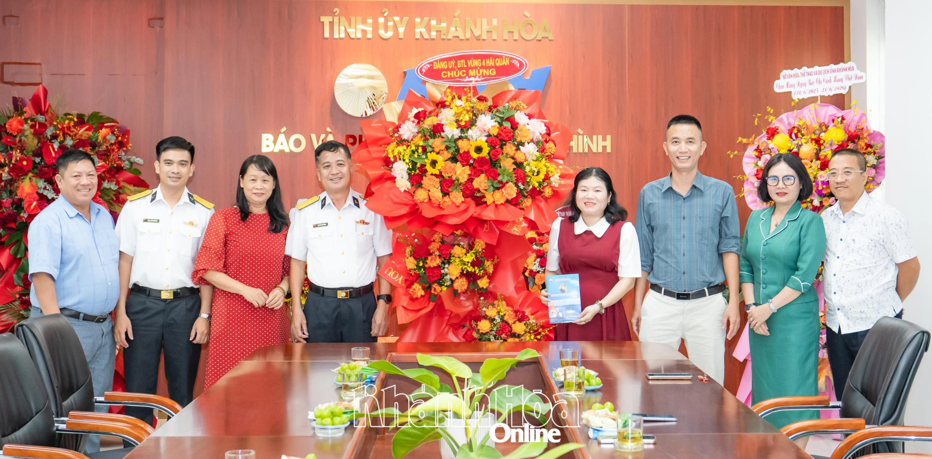 Đại diện Vùng 4 Hải quân tặng hoa chúc mừng Báo và Phát thanh, Truyền hình Khánh Hòa. 