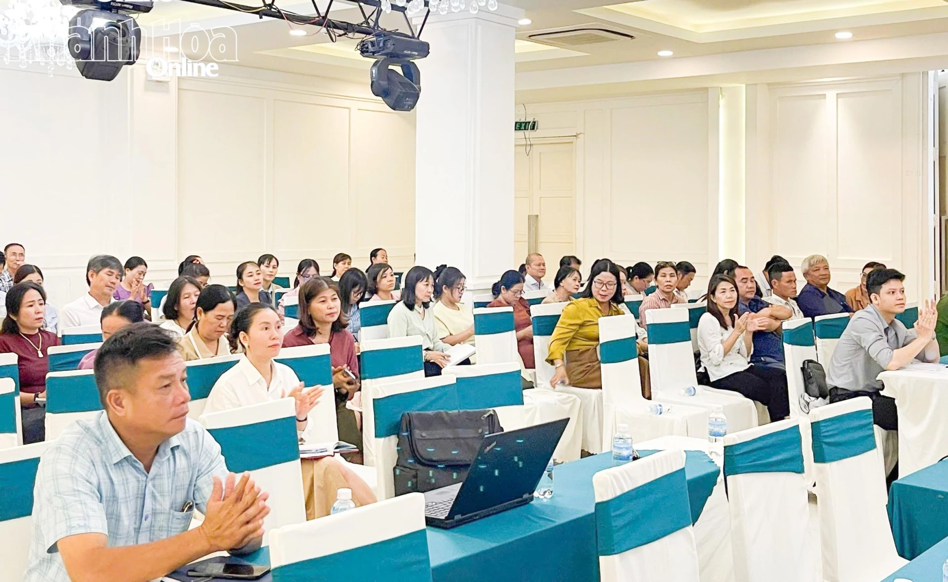 Các đại biểu tham dự hội nghị.